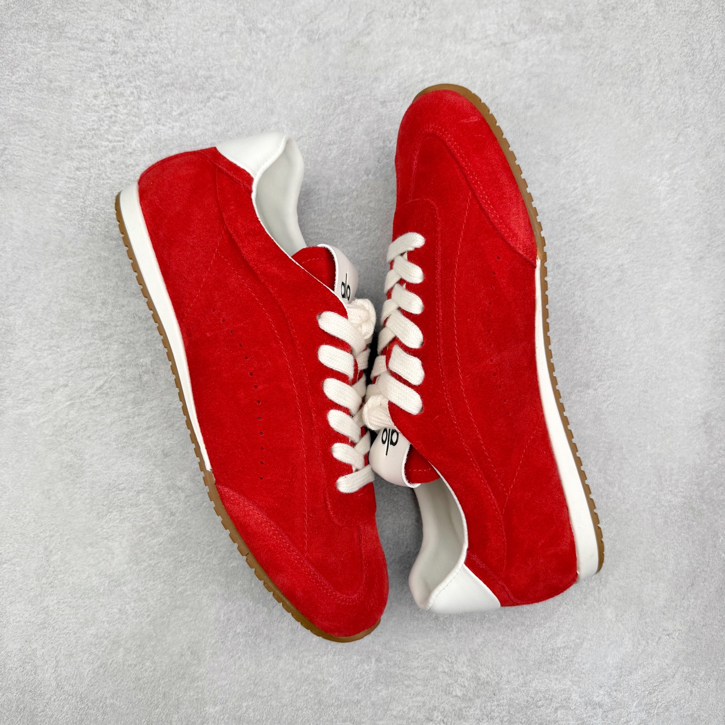 图片[3]-Alo yoga Sunset 舒适生活休闲鞋 男女同款 品牌故事Alo Yoga于2007年创立于洛杉矶，意在传播有意识的运动，同时激发人们的健康识与创造力。品牌的核心理念在于制作能够带来完美体验的瑜伽服饰与功能性单品，让有意识的运动融入并改变生活。Alo Yoga将其设计延伸到日常服饰概念，坚持不懈地捕捉当代时尚潮流，将品牌的运动美学理念、精致前卫的设计与舒适功能面料完美结合。与此同时，Alo Yoga的设计受到了时尚界人士与名人们的追捧，Talor Swift、Kendall Jenner等街拍照片中都曾出现品牌不同单品的身影。实拍调校N版已经零色差零失真 百分百还原实物色彩所见即所得 不存在货不对板色差等低级问题 选购参考实物拍摄 不混卖不参货 只用心做好货严格选品 承诺混一赔十 尺码：36 36.5 37.5 38 38.5 39 40 40.5 41 42 42.5 43 44 44.5 45-选品中心