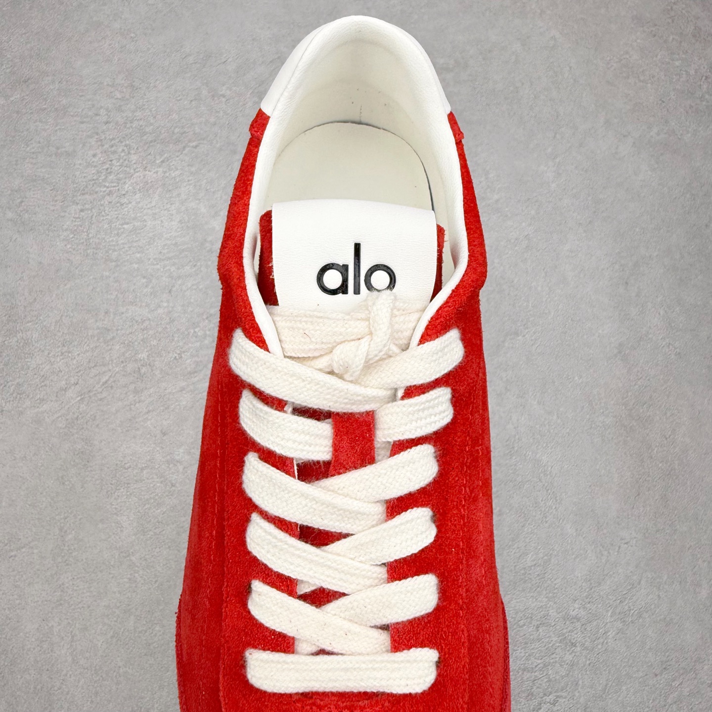 图片[5]-Alo yoga Sunset 舒适生活休闲鞋 男女同款 品牌故事Alo Yoga于2007年创立于洛杉矶，意在传播有意识的运动，同时激发人们的健康识与创造力。品牌的核心理念在于制作能够带来完美体验的瑜伽服饰与功能性单品，让有意识的运动融入并改变生活。Alo Yoga将其设计延伸到日常服饰概念，坚持不懈地捕捉当代时尚潮流，将品牌的运动美学理念、精致前卫的设计与舒适功能面料完美结合。与此同时，Alo Yoga的设计受到了时尚界人士与名人们的追捧，Talor Swift、Kendall Jenner等街拍照片中都曾出现品牌不同单品的身影。实拍调校N版已经零色差零失真 百分百还原实物色彩所见即所得 不存在货不对板色差等低级问题 选购参考实物拍摄 不混卖不参货 只用心做好货严格选品 承诺混一赔十 尺码：36 36.5 37.5 38 38.5 39 40 40.5 41 42 42.5 43 44 44.5 45-选品中心