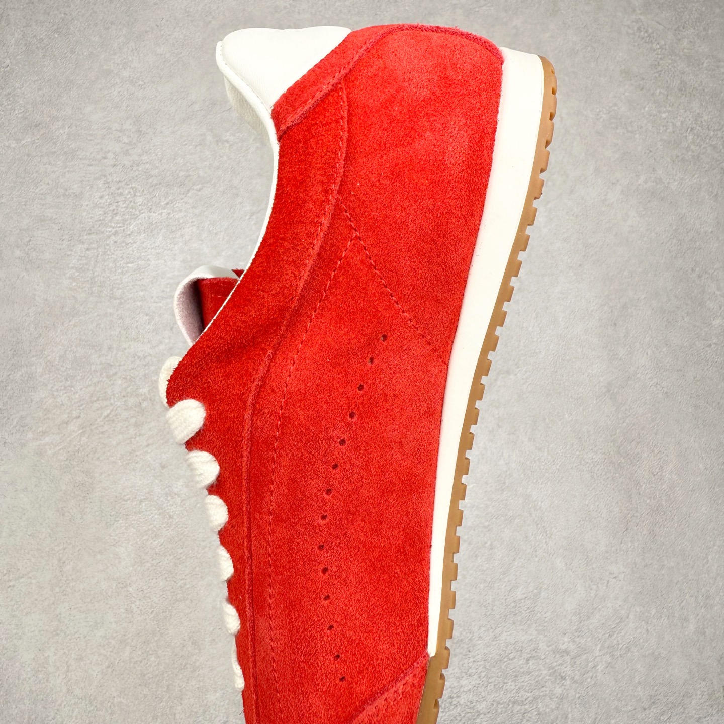 图片[7]-Alo yoga Sunset 舒适生活休闲鞋 男女同款 品牌故事Alo Yoga于2007年创立于洛杉矶，意在传播有意识的运动，同时激发人们的健康识与创造力。品牌的核心理念在于制作能够带来完美体验的瑜伽服饰与功能性单品，让有意识的运动融入并改变生活。Alo Yoga将其设计延伸到日常服饰概念，坚持不懈地捕捉当代时尚潮流，将品牌的运动美学理念、精致前卫的设计与舒适功能面料完美结合。与此同时，Alo Yoga的设计受到了时尚界人士与名人们的追捧，Talor Swift、Kendall Jenner等街拍照片中都曾出现品牌不同单品的身影。实拍调校N版已经零色差零失真 百分百还原实物色彩所见即所得 不存在货不对板色差等低级问题 选购参考实物拍摄 不混卖不参货 只用心做好货严格选品 承诺混一赔十 尺码：36 36.5 37.5 38 38.5 39 40 40.5 41 42 42.5 43 44 44.5 45-选品中心