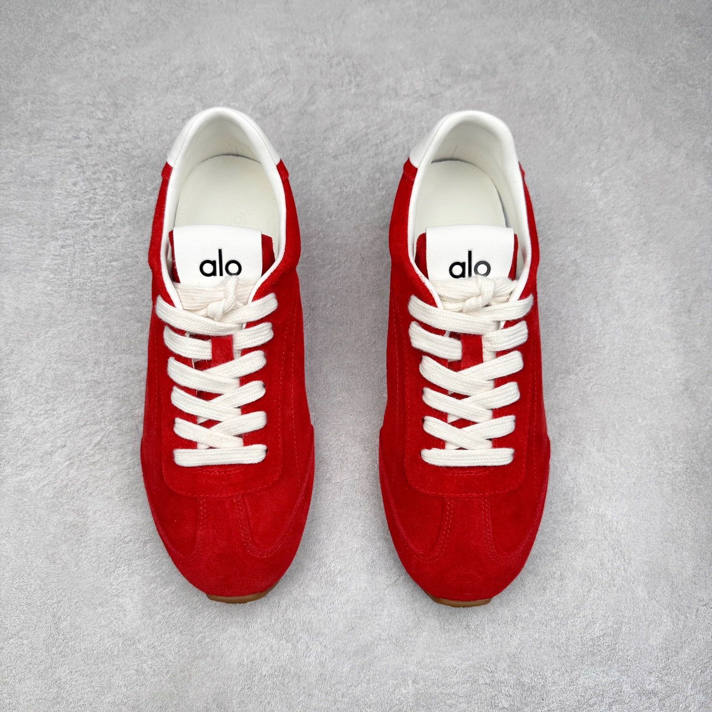 图片[2]-Alo yoga Sunset 舒适生活休闲鞋 男女同款 品牌故事Alo Yoga于2007年创立于洛杉矶，意在传播有意识的运动，同时激发人们的健康识与创造力。品牌的核心理念在于制作能够带来完美体验的瑜伽服饰与功能性单品，让有意识的运动融入并改变生活。Alo Yoga将其设计延伸到日常服饰概念，坚持不懈地捕捉当代时尚潮流，将品牌的运动美学理念、精致前卫的设计与舒适功能面料完美结合。与此同时，Alo Yoga的设计受到了时尚界人士与名人们的追捧，Talor Swift、Kendall Jenner等街拍照片中都曾出现品牌不同单品的身影。实拍调校N版已经零色差零失真 百分百还原实物色彩所见即所得 不存在货不对板色差等低级问题 选购参考实物拍摄 不混卖不参货 只用心做好货严格选品 承诺混一赔十 尺码：36 36.5 37.5 38 38.5 39 40 40.5 41 42 42.5 43 44 44.5 45-选品中心