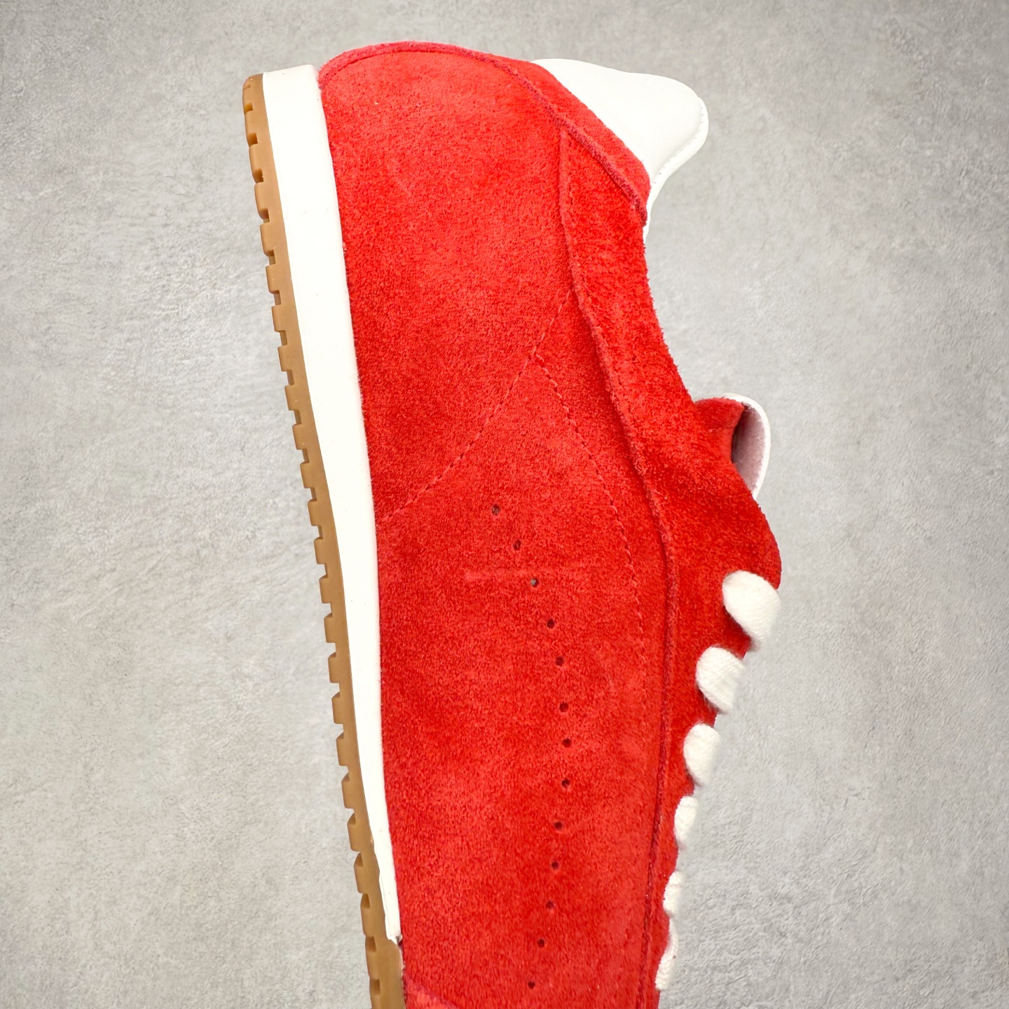 图片[6]-Alo yoga Sunset 舒适生活休闲鞋 男女同款 品牌故事Alo Yoga于2007年创立于洛杉矶，意在传播有意识的运动，同时激发人们的健康识与创造力。品牌的核心理念在于制作能够带来完美体验的瑜伽服饰与功能性单品，让有意识的运动融入并改变生活。Alo Yoga将其设计延伸到日常服饰概念，坚持不懈地捕捉当代时尚潮流，将品牌的运动美学理念、精致前卫的设计与舒适功能面料完美结合。与此同时，Alo Yoga的设计受到了时尚界人士与名人们的追捧，Talor Swift、Kendall Jenner等街拍照片中都曾出现品牌不同单品的身影。实拍调校N版已经零色差零失真 百分百还原实物色彩所见即所得 不存在货不对板色差等低级问题 选购参考实物拍摄 不混卖不参货 只用心做好货严格选品 承诺混一赔十 尺码：36 36.5 37.5 38 38.5 39 40 40.5 41 42 42.5 43 44 44.5 45-选品中心