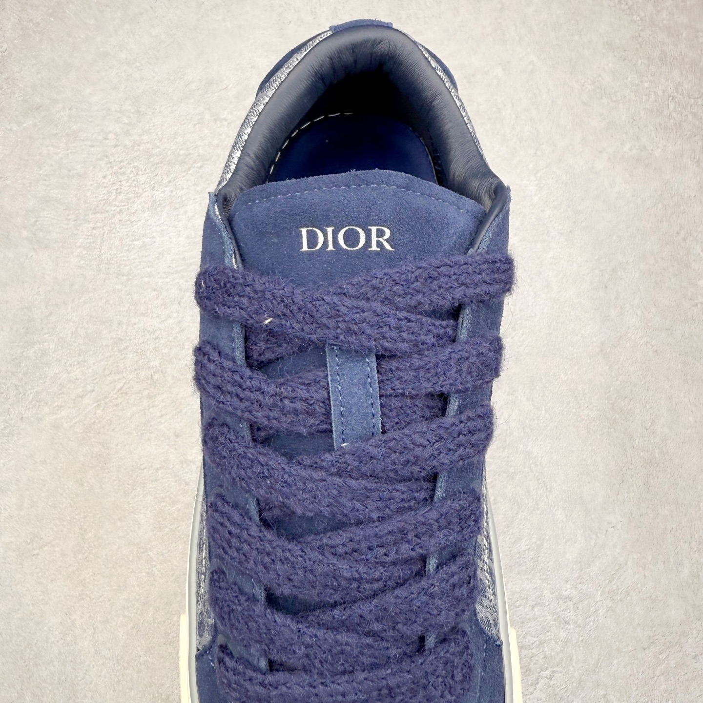 图片[5]-＃纯原 Dior B33 迪奥印花系带时尚运动板鞋网球鞋 全套原厂新版原纸板楦头开发 原厂特供皮料加持 原档数据大底 高频字母排版细节 还原 Zp 高端零售特供批次 2023秋季新品 彰显非凡的精湛工艺 重新诠释经典的网球鞋 时尚的廓形突显厚实感 采用全新的拉绒马海毛针织面料 突显柔软触感与富有层次感的流行色彩 搭配棕色绒面革镶片提升格调 别具一格的加垫鞋舌点缀以压花效果Dior标志 后侧点缀以Dior 30Avenue Montaigne标志 可为各式休闲造型增添时尚气质 尺码：40 41 42 43 44 45 46-选品中心