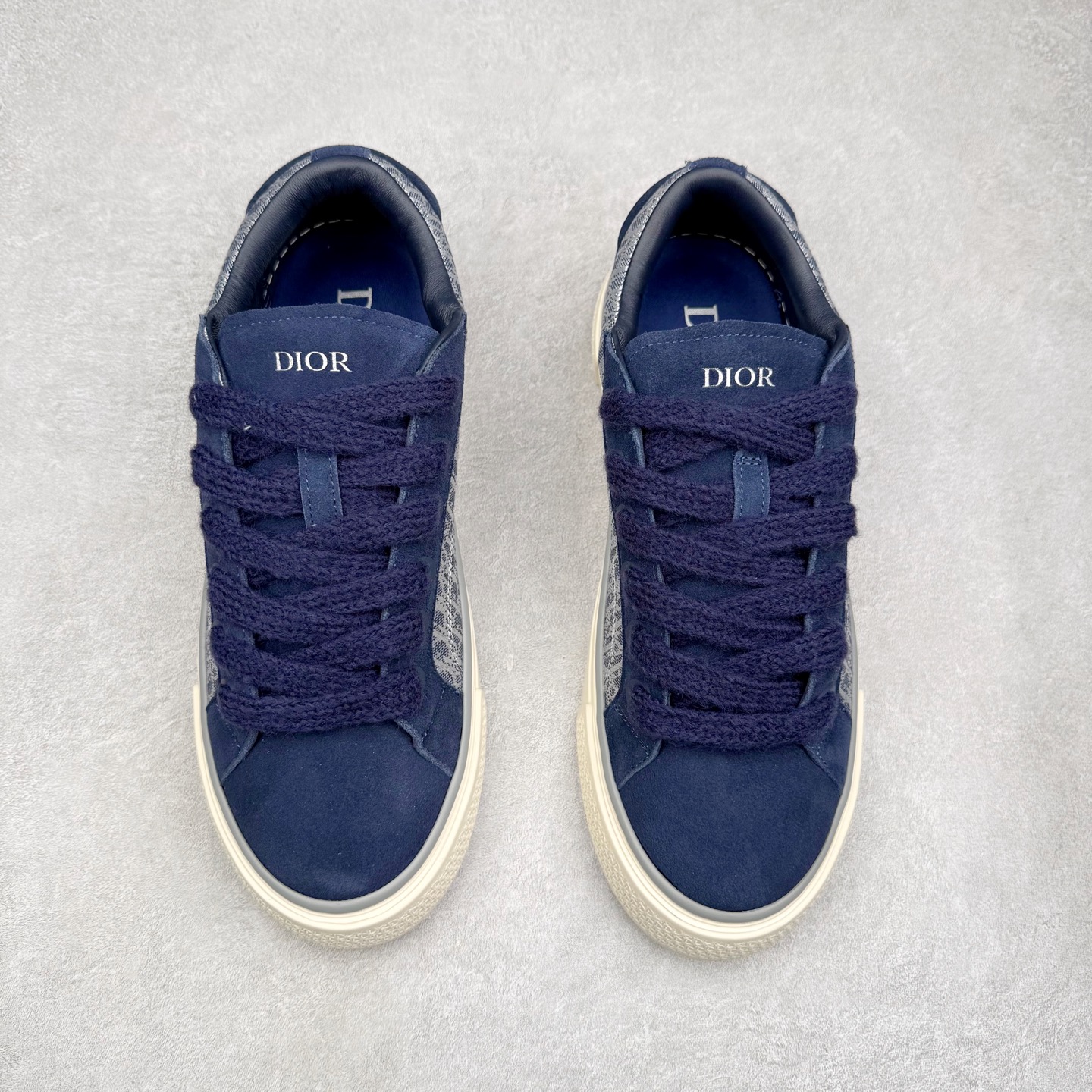 图片[2]-＃纯原 Dior B33 迪奥印花系带时尚运动板鞋网球鞋 全套原厂新版原纸板楦头开发 原厂特供皮料加持 原档数据大底 高频字母排版细节 还原 Zp 高端零售特供批次 2023秋季新品 彰显非凡的精湛工艺 重新诠释经典的网球鞋 时尚的廓形突显厚实感 采用全新的拉绒马海毛针织面料 突显柔软触感与富有层次感的流行色彩 搭配棕色绒面革镶片提升格调 别具一格的加垫鞋舌点缀以压花效果Dior标志 后侧点缀以Dior 30Avenue Montaigne标志 可为各式休闲造型增添时尚气质 尺码：40 41 42 43 44 45 46-选品中心