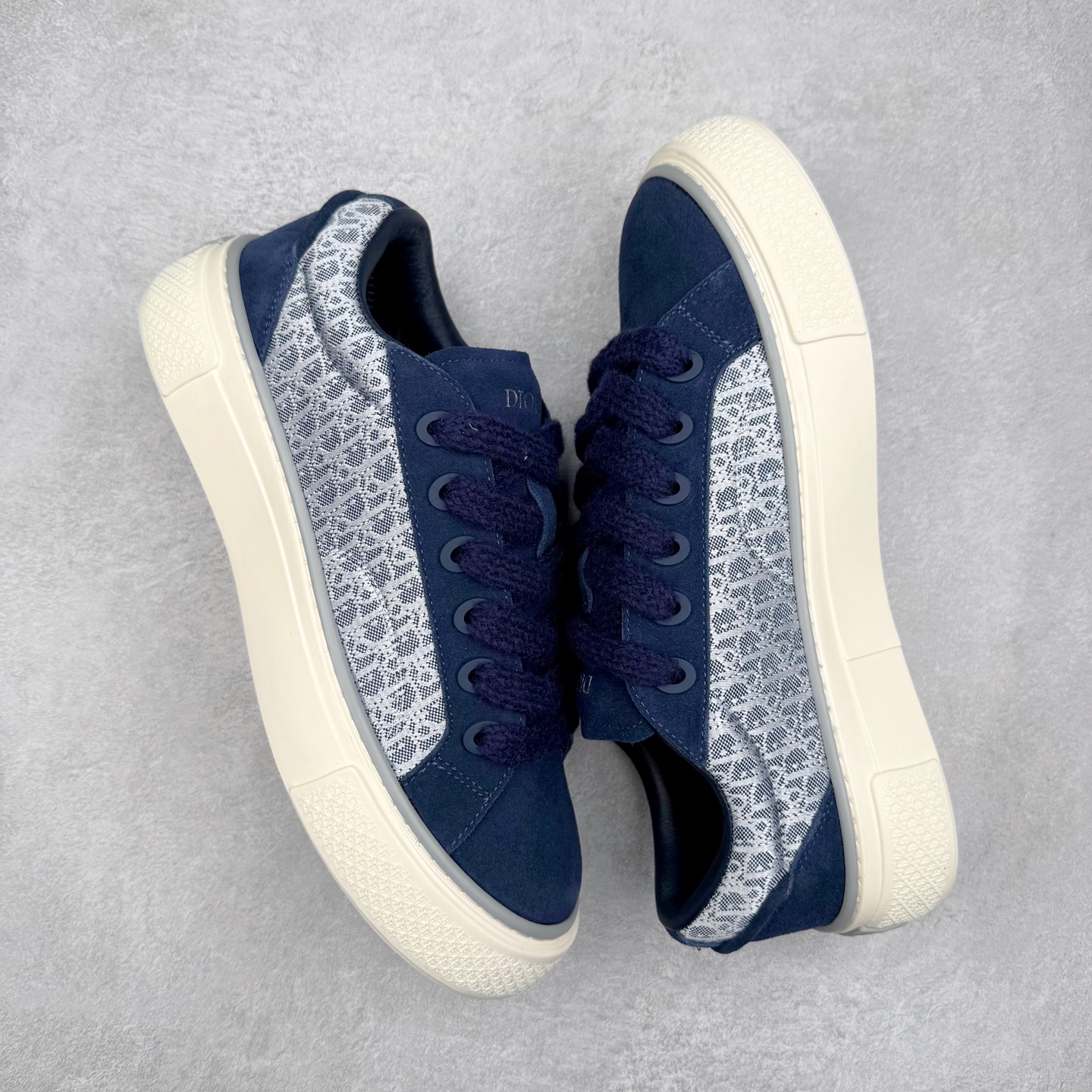 图片[3]-＃纯原 Dior B33 迪奥印花系带时尚运动板鞋网球鞋 全套原厂新版原纸板楦头开发 原厂特供皮料加持 原档数据大底 高频字母排版细节 还原 Zp 高端零售特供批次 2023秋季新品 彰显非凡的精湛工艺 重新诠释经典的网球鞋 时尚的廓形突显厚实感 采用全新的拉绒马海毛针织面料 突显柔软触感与富有层次感的流行色彩 搭配棕色绒面革镶片提升格调 别具一格的加垫鞋舌点缀以压花效果Dior标志 后侧点缀以Dior 30Avenue Montaigne标志 可为各式休闲造型增添时尚气质 尺码：40 41 42 43 44 45 46-选品中心