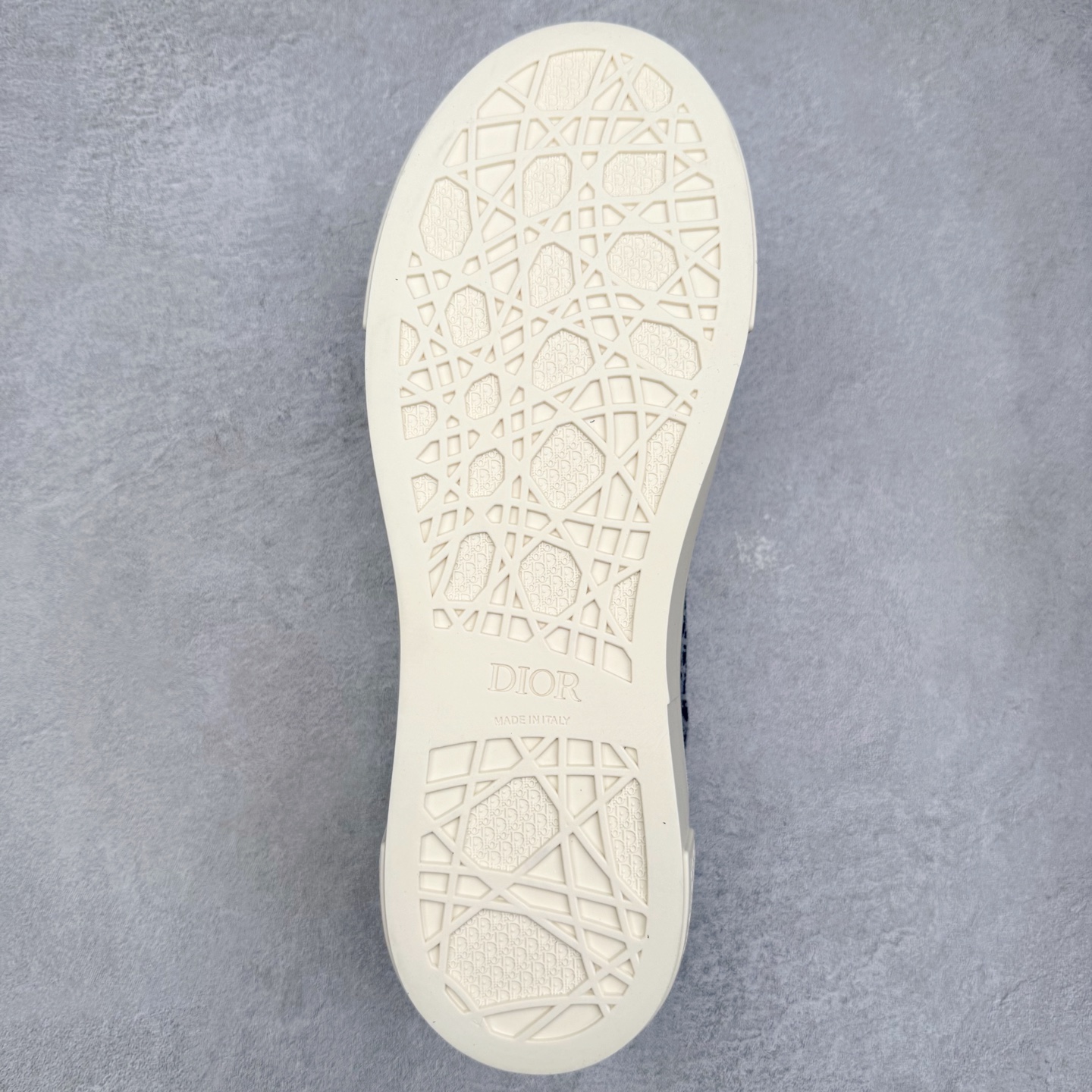 图片[9]-＃纯原 Dior B33 迪奥印花系带时尚运动板鞋网球鞋 全套原厂新版原纸板楦头开发 原厂特供皮料加持 原档数据大底 高频字母排版细节 还原 Zp 高端零售特供批次 2023秋季新品 彰显非凡的精湛工艺 重新诠释经典的网球鞋 时尚的廓形突显厚实感 采用全新的拉绒马海毛针织面料 突显柔软触感与富有层次感的流行色彩 搭配棕色绒面革镶片提升格调 别具一格的加垫鞋舌点缀以压花效果Dior标志 后侧点缀以Dior 30Avenue Montaigne标志 可为各式休闲造型增添时尚气质 尺码：40 41 42 43 44 45 46-选品中心