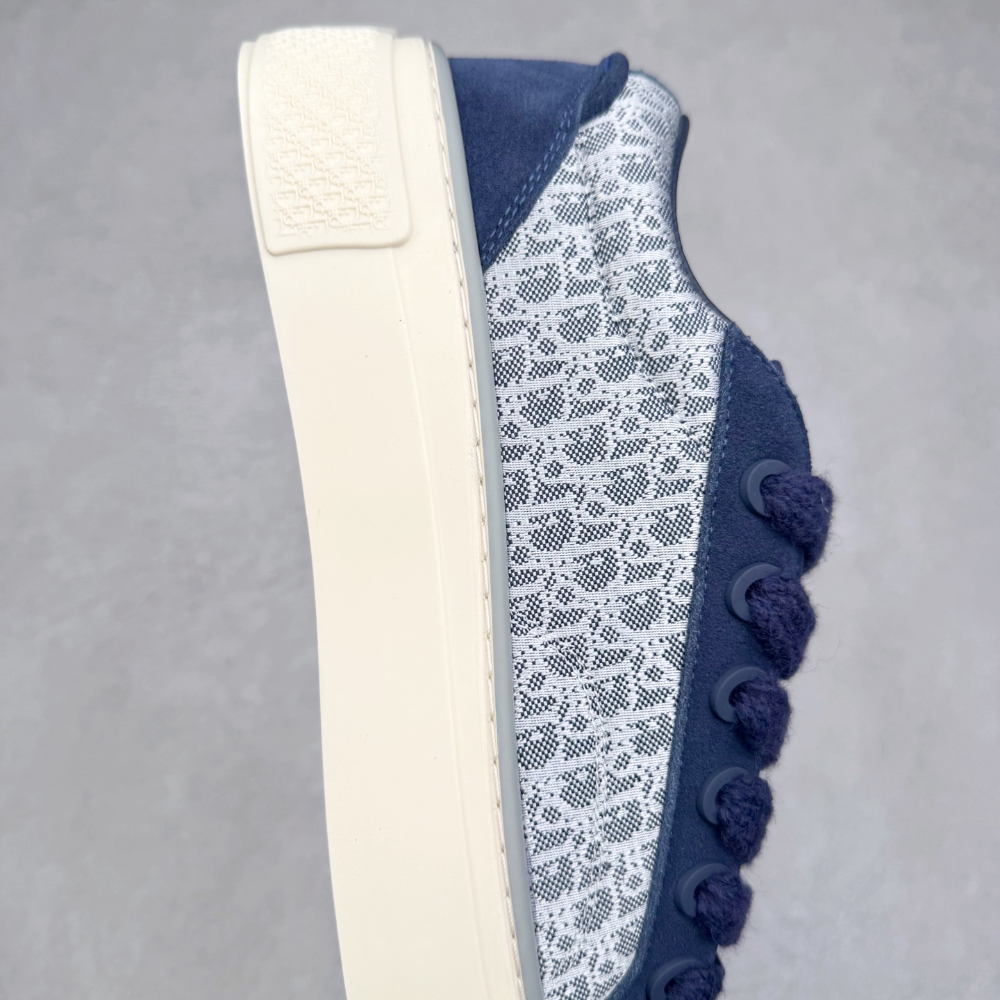 图片[6]-＃纯原 Dior B33 迪奥印花系带时尚运动板鞋网球鞋 全套原厂新版原纸板楦头开发 原厂特供皮料加持 原档数据大底 高频字母排版细节 还原 Zp 高端零售特供批次 2023秋季新品 彰显非凡的精湛工艺 重新诠释经典的网球鞋 时尚的廓形突显厚实感 采用全新的拉绒马海毛针织面料 突显柔软触感与富有层次感的流行色彩 搭配棕色绒面革镶片提升格调 别具一格的加垫鞋舌点缀以压花效果Dior标志 后侧点缀以Dior 30Avenue Montaigne标志 可为各式休闲造型增添时尚气质 尺码：40 41 42 43 44 45 46-选品中心