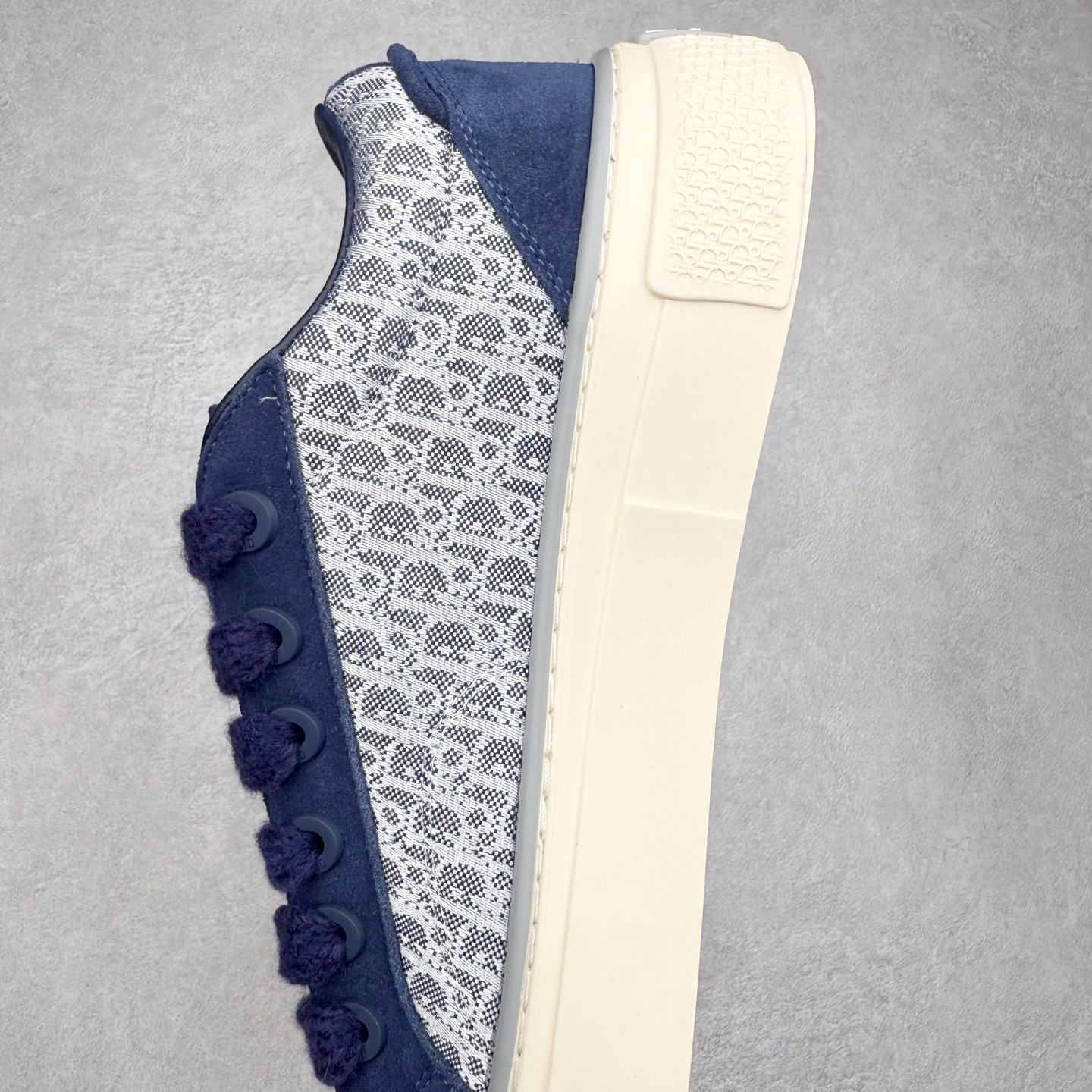 图片[7]-＃纯原 Dior B33 迪奥印花系带时尚运动板鞋网球鞋 全套原厂新版原纸板楦头开发 原厂特供皮料加持 原档数据大底 高频字母排版细节 还原 Zp 高端零售特供批次 2023秋季新品 彰显非凡的精湛工艺 重新诠释经典的网球鞋 时尚的廓形突显厚实感 采用全新的拉绒马海毛针织面料 突显柔软触感与富有层次感的流行色彩 搭配棕色绒面革镶片提升格调 别具一格的加垫鞋舌点缀以压花效果Dior标志 后侧点缀以Dior 30Avenue Montaigne标志 可为各式休闲造型增添时尚气质 尺码：40 41 42 43 44 45 46-选品中心