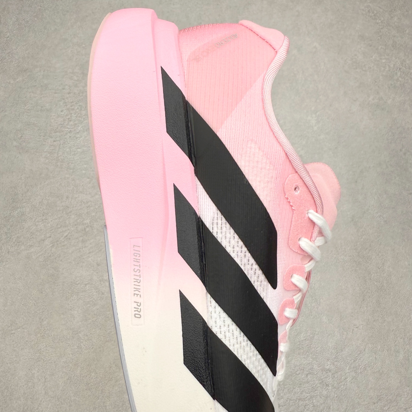 图片[6]-AD Adizero EVO SL 马拉松竞速专业跑鞋 CELERMESH针织网面非常轻薄 纤维间的缝隙很大 可以保证跑步时的透气、排汗效果 鞋舌直接与两侧的内衬和鞋底连接在一起 在跑步过程中不会被鞋舌的左右移动所困扰 在标准鞋带孔的基础上再拓宽一组鞋带孔 适合不同脚型的需求 突破性 EnergyRods 技术，有助于跑者实现更好的成绩 中底独特的LIGHTSTRIKE PRO泡棉材质 微弹感觉在跑步过程中给予了良好的支撑体验 对于顶级精英和高水平进阶跑者来说 ADIOS PRO是一双值得信赖的竞速比赛用鞋 尺码：36 36.5 37.5 38 38.5 39 40 40.5 41 42 42.5 43 44 44.5 45-选品中心