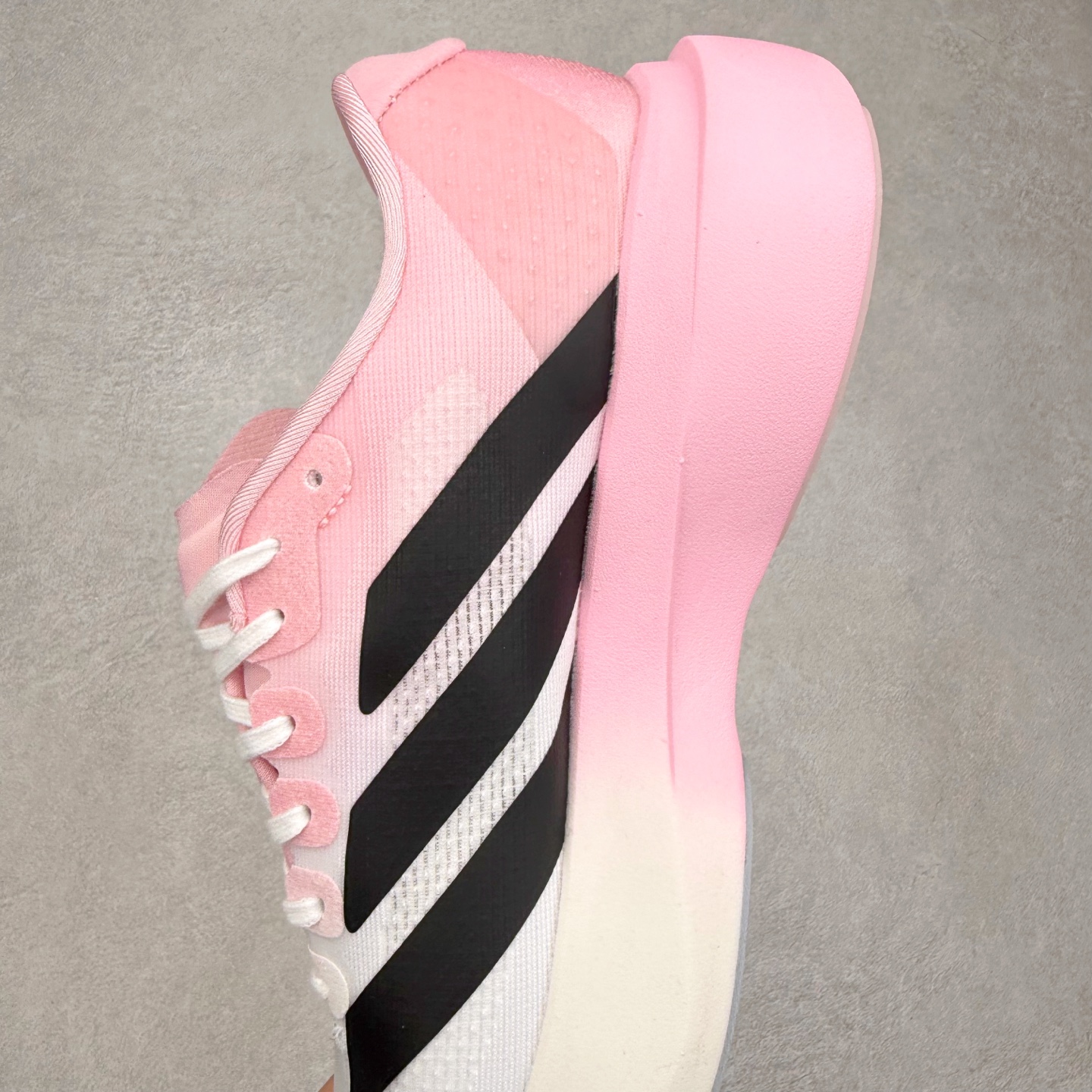 图片[7]-AD Adizero EVO SL 马拉松竞速专业跑鞋 CELERMESH针织网面非常轻薄 纤维间的缝隙很大 可以保证跑步时的透气、排汗效果 鞋舌直接与两侧的内衬和鞋底连接在一起 在跑步过程中不会被鞋舌的左右移动所困扰 在标准鞋带孔的基础上再拓宽一组鞋带孔 适合不同脚型的需求 突破性 EnergyRods 技术，有助于跑者实现更好的成绩 中底独特的LIGHTSTRIKE PRO泡棉材质 微弹感觉在跑步过程中给予了良好的支撑体验 对于顶级精英和高水平进阶跑者来说 ADIOS PRO是一双值得信赖的竞速比赛用鞋 尺码：36 36.5 37.5 38 38.5 39 40 40.5 41 42 42.5 43 44 44.5 45-选品中心