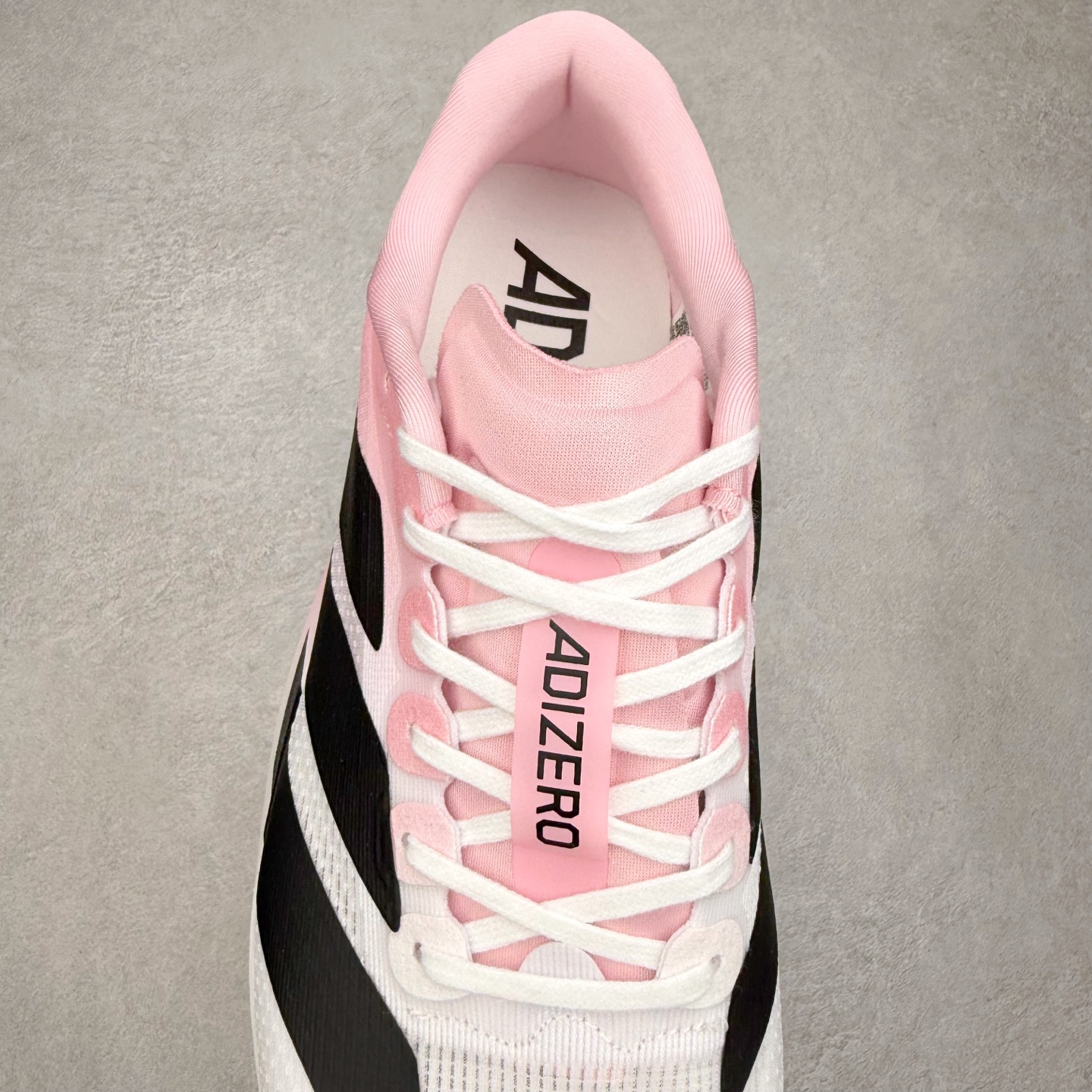 图片[5]-AD Adizero EVO SL 马拉松竞速专业跑鞋 CELERMESH针织网面非常轻薄 纤维间的缝隙很大 可以保证跑步时的透气、排汗效果 鞋舌直接与两侧的内衬和鞋底连接在一起 在跑步过程中不会被鞋舌的左右移动所困扰 在标准鞋带孔的基础上再拓宽一组鞋带孔 适合不同脚型的需求 突破性 EnergyRods 技术，有助于跑者实现更好的成绩 中底独特的LIGHTSTRIKE PRO泡棉材质 微弹感觉在跑步过程中给予了良好的支撑体验 对于顶级精英和高水平进阶跑者来说 ADIOS PRO是一双值得信赖的竞速比赛用鞋 尺码：36 36.5 37.5 38 38.5 39 40 40.5 41 42 42.5 43 44 44.5 45-选品中心