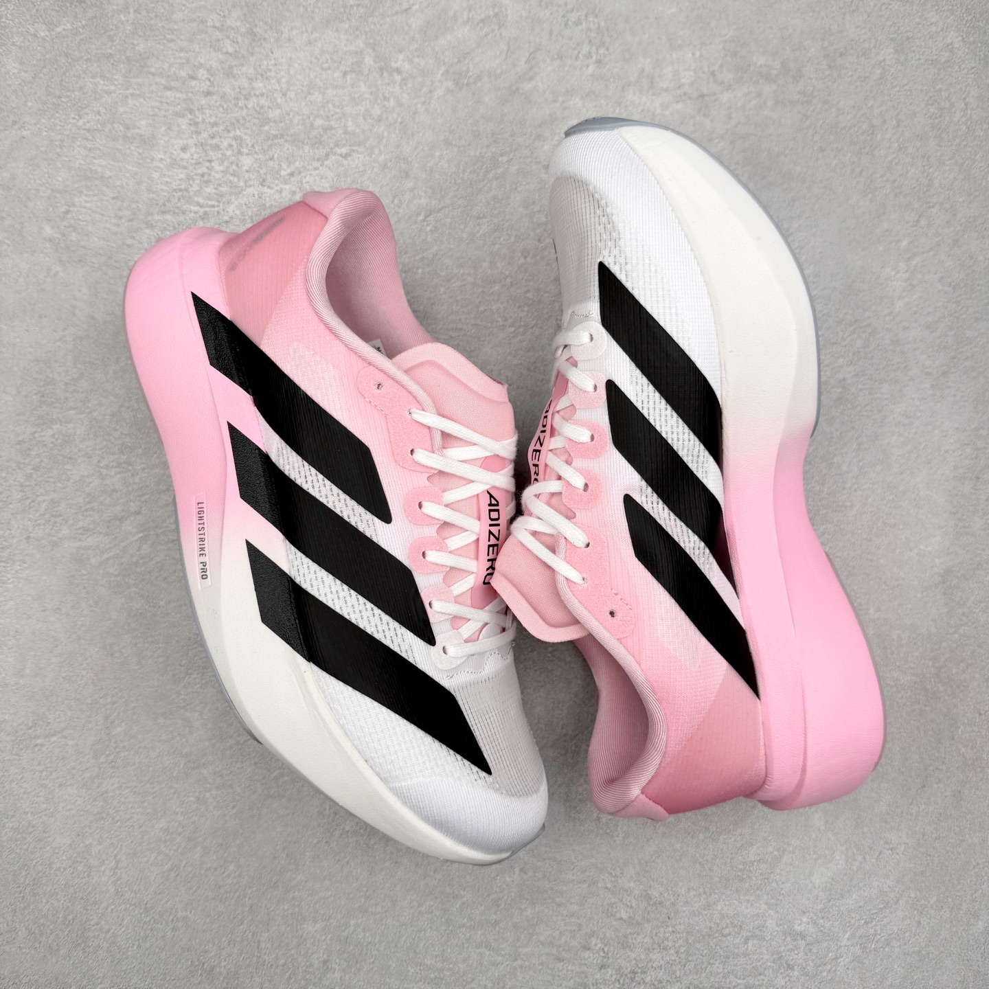 图片[3]-AD Adizero EVO SL 马拉松竞速专业跑鞋 CELERMESH针织网面非常轻薄 纤维间的缝隙很大 可以保证跑步时的透气、排汗效果 鞋舌直接与两侧的内衬和鞋底连接在一起 在跑步过程中不会被鞋舌的左右移动所困扰 在标准鞋带孔的基础上再拓宽一组鞋带孔 适合不同脚型的需求 突破性 EnergyRods 技术，有助于跑者实现更好的成绩 中底独特的LIGHTSTRIKE PRO泡棉材质 微弹感觉在跑步过程中给予了良好的支撑体验 对于顶级精英和高水平进阶跑者来说 ADIOS PRO是一双值得信赖的竞速比赛用鞋 尺码：36 36.5 37.5 38 38.5 39 40 40.5 41 42 42.5 43 44 44.5 45-选品中心