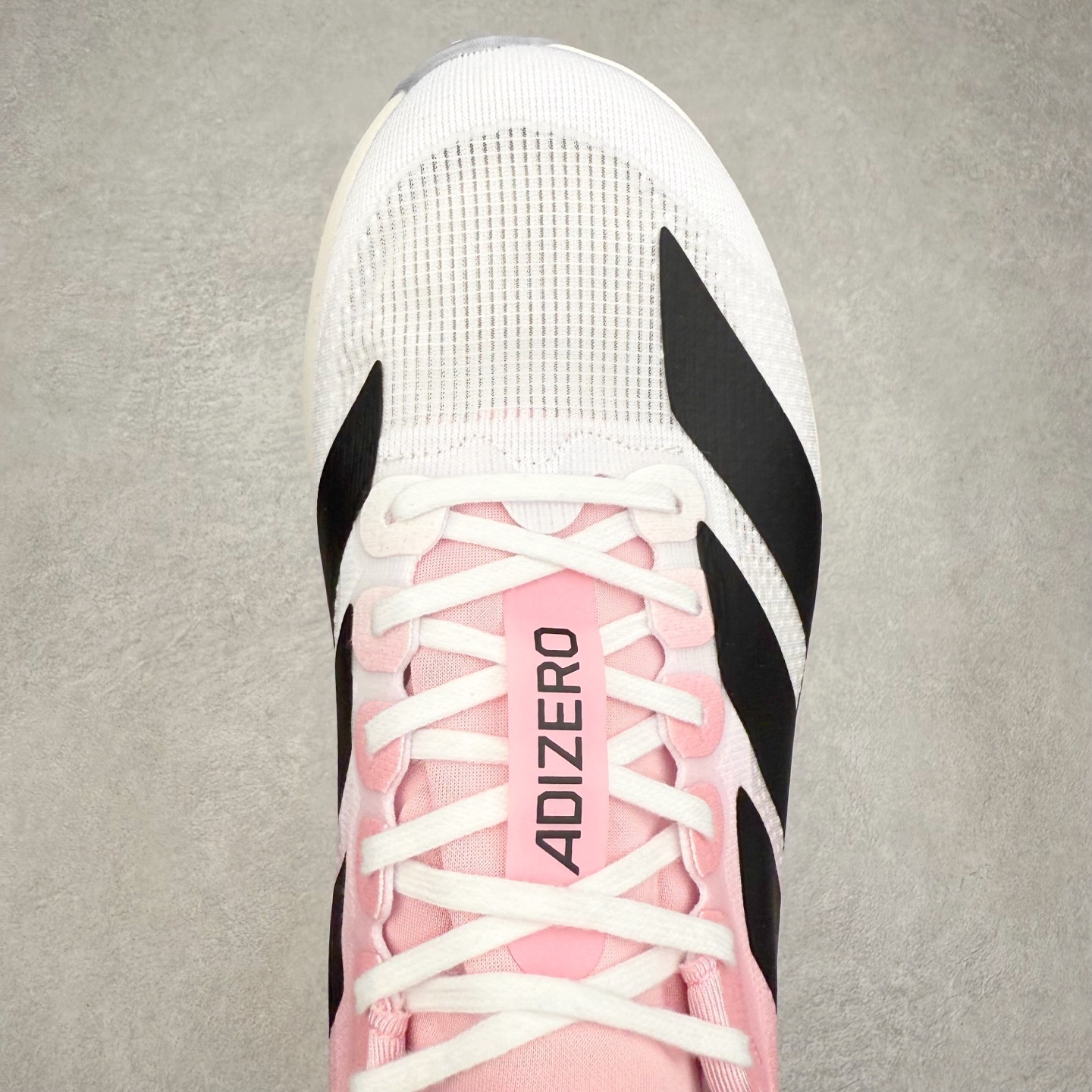 图片[4]-AD Adizero EVO SL 马拉松竞速专业跑鞋 CELERMESH针织网面非常轻薄 纤维间的缝隙很大 可以保证跑步时的透气、排汗效果 鞋舌直接与两侧的内衬和鞋底连接在一起 在跑步过程中不会被鞋舌的左右移动所困扰 在标准鞋带孔的基础上再拓宽一组鞋带孔 适合不同脚型的需求 突破性 EnergyRods 技术，有助于跑者实现更好的成绩 中底独特的LIGHTSTRIKE PRO泡棉材质 微弹感觉在跑步过程中给予了良好的支撑体验 对于顶级精英和高水平进阶跑者来说 ADIOS PRO是一双值得信赖的竞速比赛用鞋 尺码：36 36.5 37.5 38 38.5 39 40 40.5 41 42 42.5 43 44 44.5 45-选品中心