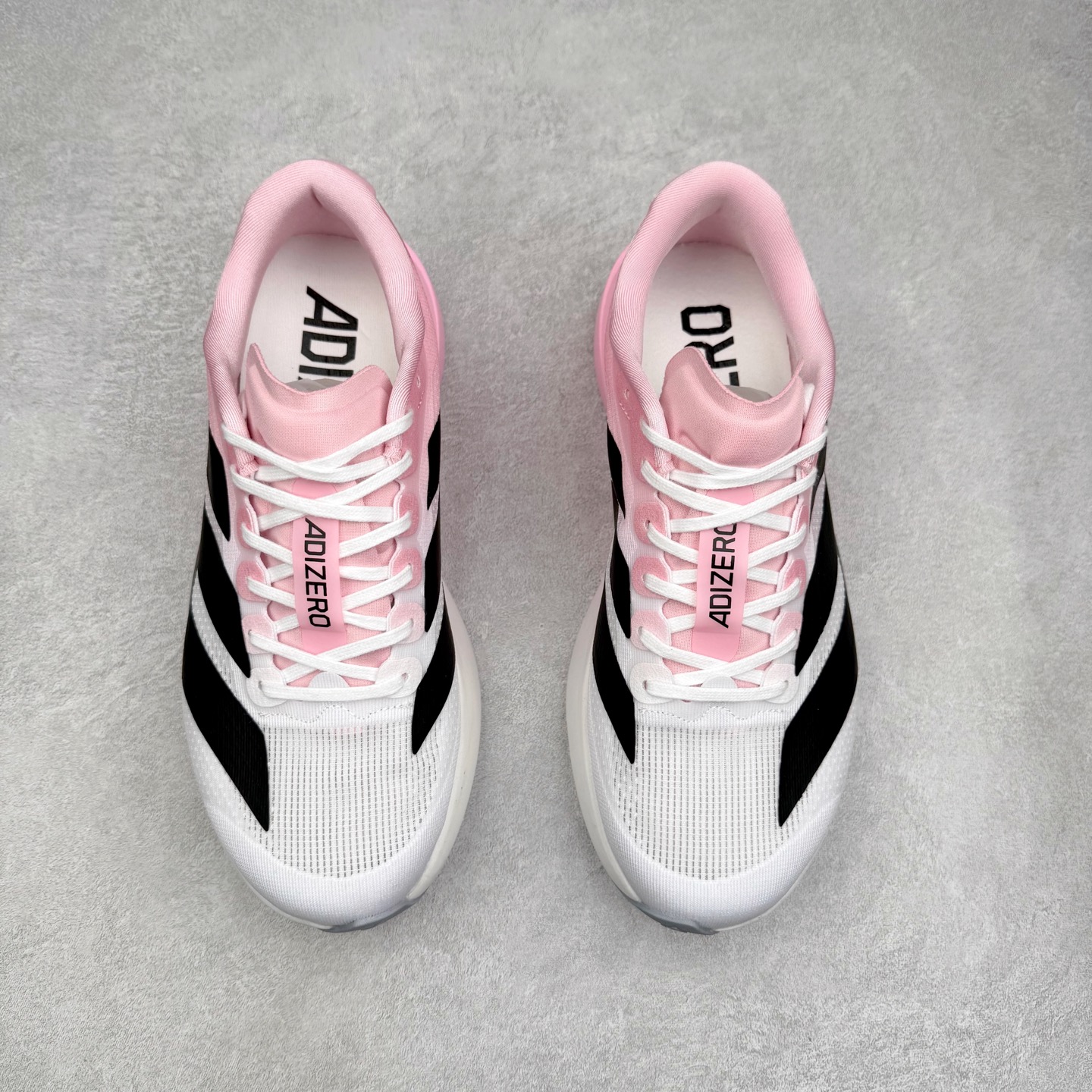 图片[2]-AD Adizero EVO SL 马拉松竞速专业跑鞋 CELERMESH针织网面非常轻薄 纤维间的缝隙很大 可以保证跑步时的透气、排汗效果 鞋舌直接与两侧的内衬和鞋底连接在一起 在跑步过程中不会被鞋舌的左右移动所困扰 在标准鞋带孔的基础上再拓宽一组鞋带孔 适合不同脚型的需求 突破性 EnergyRods 技术，有助于跑者实现更好的成绩 中底独特的LIGHTSTRIKE PRO泡棉材质 微弹感觉在跑步过程中给予了良好的支撑体验 对于顶级精英和高水平进阶跑者来说 ADIOS PRO是一双值得信赖的竞速比赛用鞋 尺码：36 36.5 37.5 38 38.5 39 40 40.5 41 42 42.5 43 44 44.5 45-选品中心