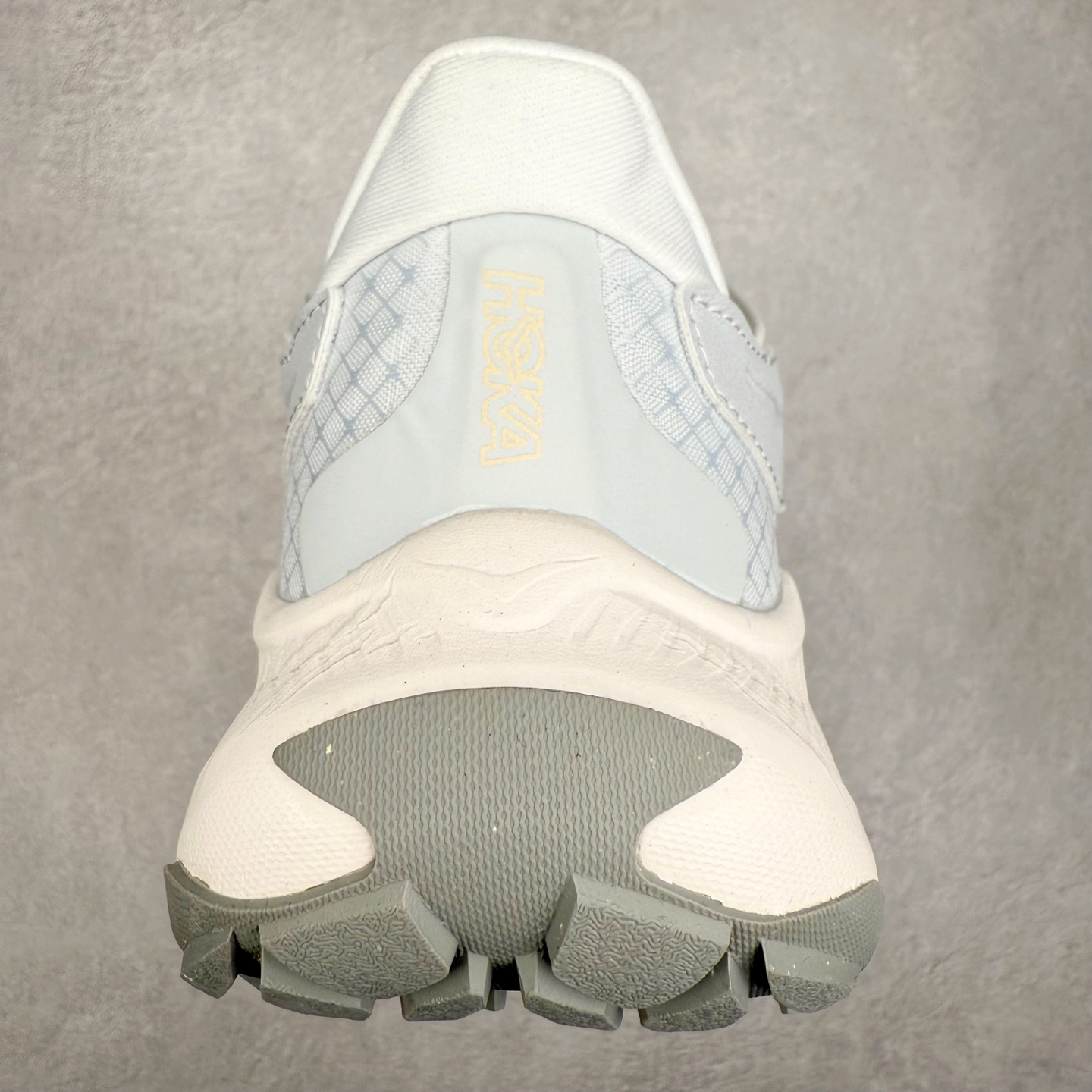 图片[8]-HOKA ONE ONE PROJECT TRANSPORT 舒适百搭防滑耐磨低帮生活休闲鞋 男女同款 HOKA ONE ONE是来自美国的跑步鞋知名品牌，创立于2009年，始终致力于为所有跑者提供更新、更好的跑步装备。相比常规跑鞋，HOKA ONE ONE特别研发使用性能独特的几何形跑鞋中底，此种鞋底更厚、更高、回弹性也更好，除了卓越的缓冲性能，它还能內各种阶段的跑者带来更具动感、更加稳定的跑步体验。HOKAONE ONE从设计之初就清楚意识到，要保证跑者步幅的均匀一致，双脚自然而然的运动至关重要。尺码：36 36.5 37.5 38 38.5 39 40 40.5 41 42 42.5 43 44 44.5 45-选品中心