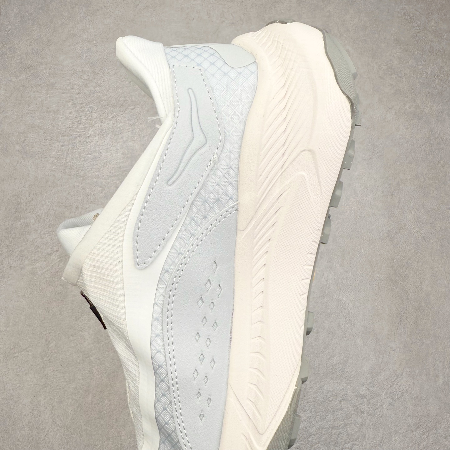 图片[7]-HOKA ONE ONE PROJECT TRANSPORT 舒适百搭防滑耐磨低帮生活休闲鞋 男女同款 HOKA ONE ONE是来自美国的跑步鞋知名品牌，创立于2009年，始终致力于为所有跑者提供更新、更好的跑步装备。相比常规跑鞋，HOKA ONE ONE特别研发使用性能独特的几何形跑鞋中底，此种鞋底更厚、更高、回弹性也更好，除了卓越的缓冲性能，它还能內各种阶段的跑者带来更具动感、更加稳定的跑步体验。HOKAONE ONE从设计之初就清楚意识到，要保证跑者步幅的均匀一致，双脚自然而然的运动至关重要。尺码：36 36.5 37.5 38 38.5 39 40 40.5 41 42 42.5 43 44 44.5 45-选品中心