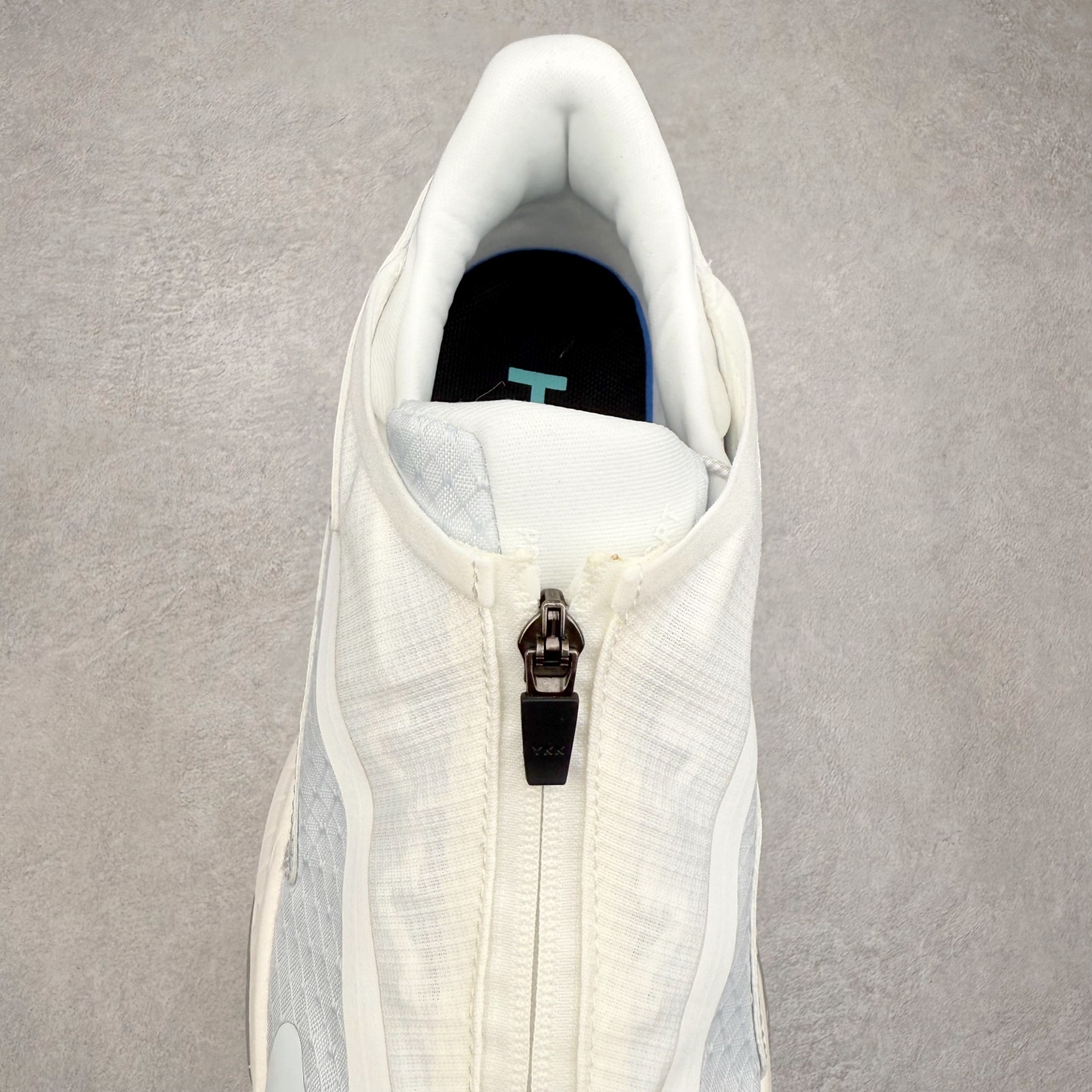 图片[5]-HOKA ONE ONE PROJECT TRANSPORT 舒适百搭防滑耐磨低帮生活休闲鞋 男女同款 HOKA ONE ONE是来自美国的跑步鞋知名品牌，创立于2009年，始终致力于为所有跑者提供更新、更好的跑步装备。相比常规跑鞋，HOKA ONE ONE特别研发使用性能独特的几何形跑鞋中底，此种鞋底更厚、更高、回弹性也更好，除了卓越的缓冲性能，它还能內各种阶段的跑者带来更具动感、更加稳定的跑步体验。HOKAONE ONE从设计之初就清楚意识到，要保证跑者步幅的均匀一致，双脚自然而然的运动至关重要。尺码：36 36.5 37.5 38 38.5 39 40 40.5 41 42 42.5 43 44 44.5 45-选品中心