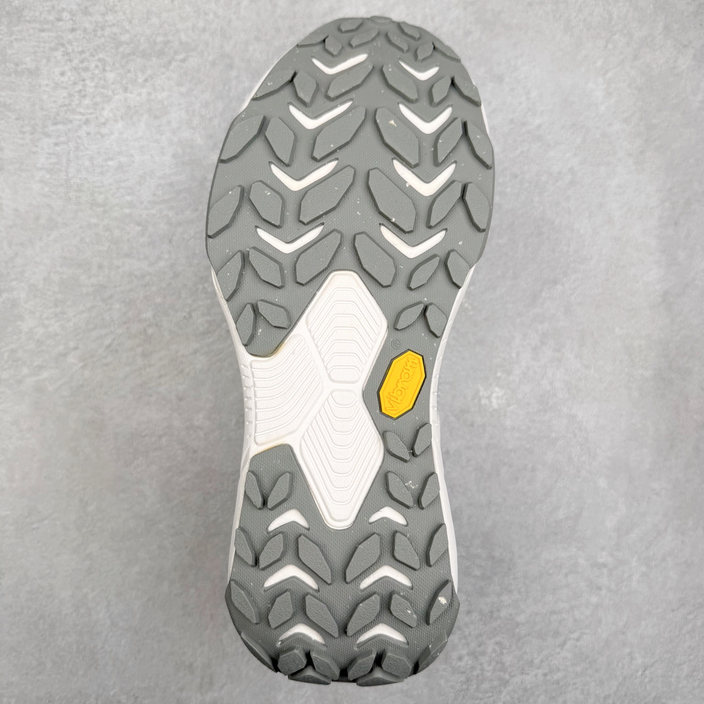 图片[9]-HOKA ONE ONE PROJECT TRANSPORT 舒适百搭防滑耐磨低帮生活休闲鞋 男女同款 HOKA ONE ONE是来自美国的跑步鞋知名品牌，创立于2009年，始终致力于为所有跑者提供更新、更好的跑步装备。相比常规跑鞋，HOKA ONE ONE特别研发使用性能独特的几何形跑鞋中底，此种鞋底更厚、更高、回弹性也更好，除了卓越的缓冲性能，它还能內各种阶段的跑者带来更具动感、更加稳定的跑步体验。HOKAONE ONE从设计之初就清楚意识到，要保证跑者步幅的均匀一致，双脚自然而然的运动至关重要。尺码：36 36.5 37.5 38 38.5 39 40 40.5 41 42 42.5 43 44 44.5 45-选品中心