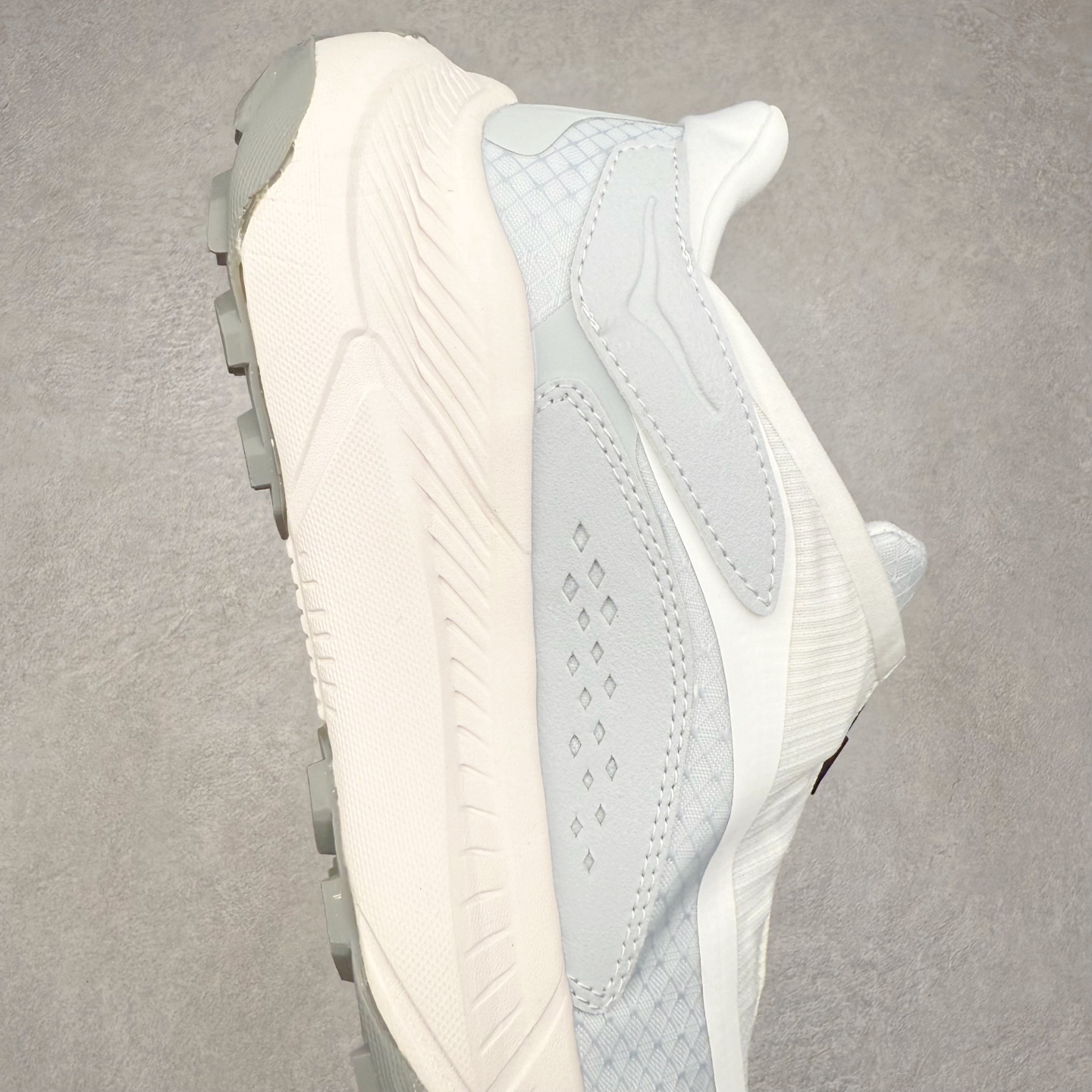 图片[6]-HOKA ONE ONE PROJECT TRANSPORT 舒适百搭防滑耐磨低帮生活休闲鞋 男女同款 HOKA ONE ONE是来自美国的跑步鞋知名品牌，创立于2009年，始终致力于为所有跑者提供更新、更好的跑步装备。相比常规跑鞋，HOKA ONE ONE特别研发使用性能独特的几何形跑鞋中底，此种鞋底更厚、更高、回弹性也更好，除了卓越的缓冲性能，它还能內各种阶段的跑者带来更具动感、更加稳定的跑步体验。HOKAONE ONE从设计之初就清楚意识到，要保证跑者步幅的均匀一致，双脚自然而然的运动至关重要。尺码：36 36.5 37.5 38 38.5 39 40 40.5 41 42 42.5 43 44 44.5 45-选品中心