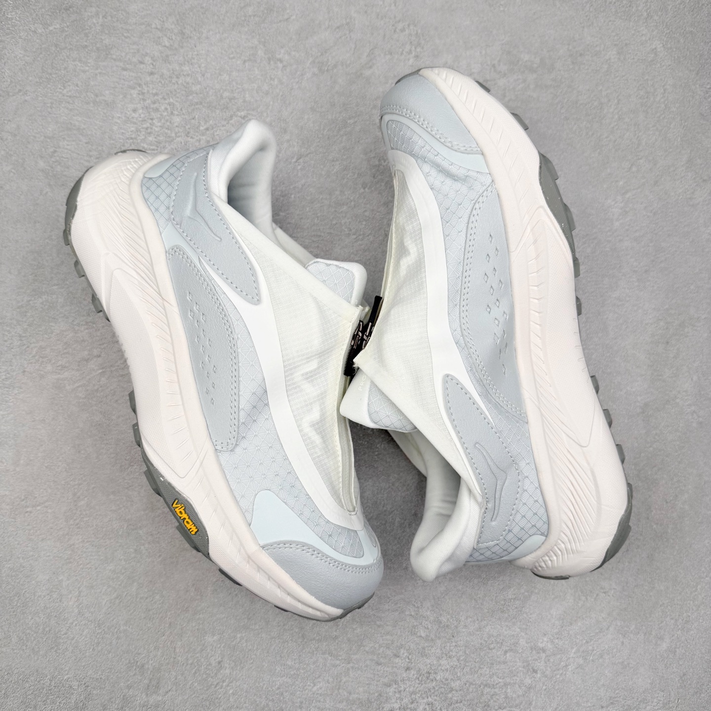 图片[3]-HOKA ONE ONE PROJECT TRANSPORT 舒适百搭防滑耐磨低帮生活休闲鞋 男女同款 HOKA ONE ONE是来自美国的跑步鞋知名品牌，创立于2009年，始终致力于为所有跑者提供更新、更好的跑步装备。相比常规跑鞋，HOKA ONE ONE特别研发使用性能独特的几何形跑鞋中底，此种鞋底更厚、更高、回弹性也更好，除了卓越的缓冲性能，它还能內各种阶段的跑者带来更具动感、更加稳定的跑步体验。HOKAONE ONE从设计之初就清楚意识到，要保证跑者步幅的均匀一致，双脚自然而然的运动至关重要。尺码：36 36.5 37.5 38 38.5 39 40 40.5 41 42 42.5 43 44 44.5 45-选品中心