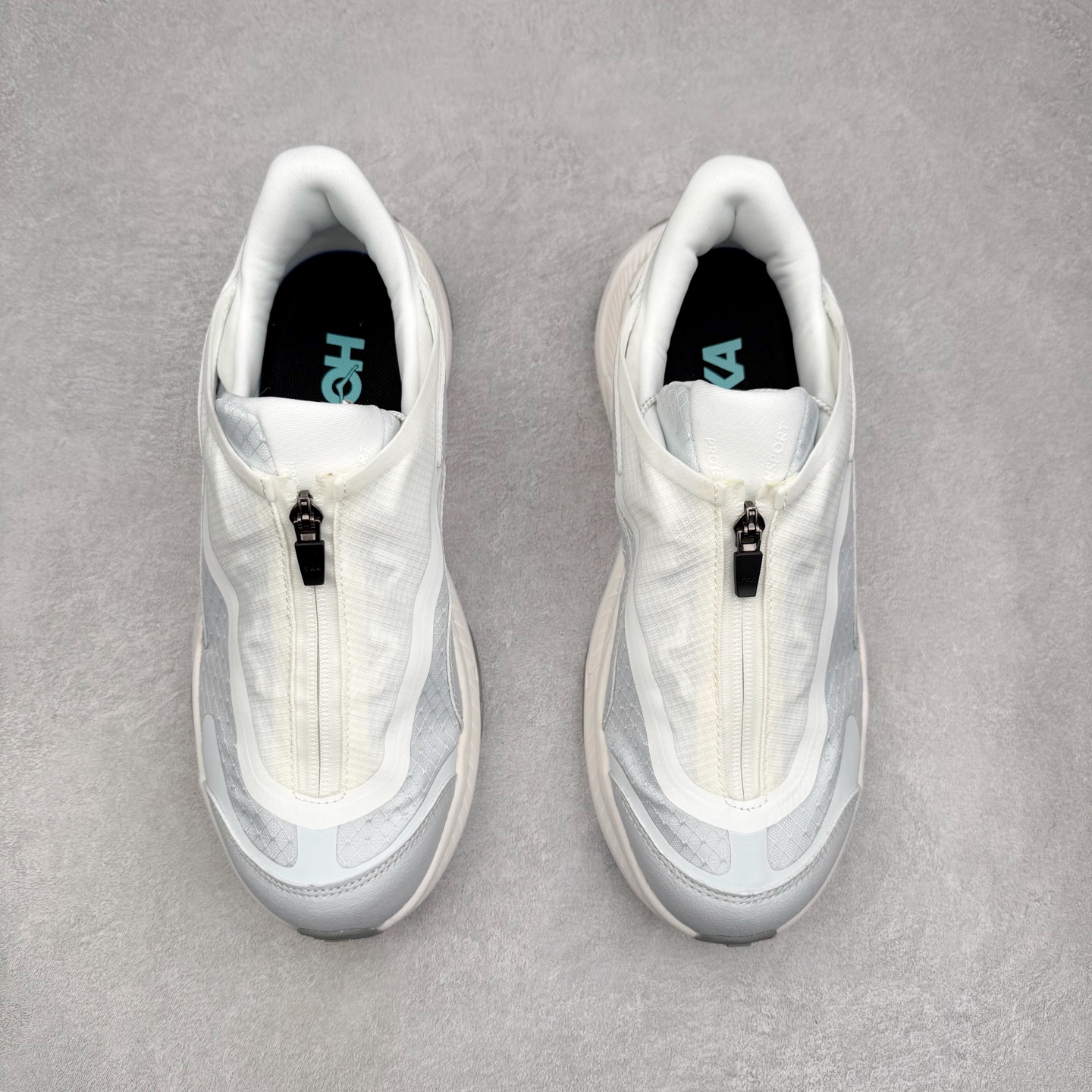 图片[2]-HOKA ONE ONE PROJECT TRANSPORT 舒适百搭防滑耐磨低帮生活休闲鞋 男女同款 HOKA ONE ONE是来自美国的跑步鞋知名品牌，创立于2009年，始终致力于为所有跑者提供更新、更好的跑步装备。相比常规跑鞋，HOKA ONE ONE特别研发使用性能独特的几何形跑鞋中底，此种鞋底更厚、更高、回弹性也更好，除了卓越的缓冲性能，它还能內各种阶段的跑者带来更具动感、更加稳定的跑步体验。HOKAONE ONE从设计之初就清楚意识到，要保证跑者步幅的均匀一致，双脚自然而然的运动至关重要。尺码：36 36.5 37.5 38 38.5 39 40 40.5 41 42 42.5 43 44 44.5 45-选品中心