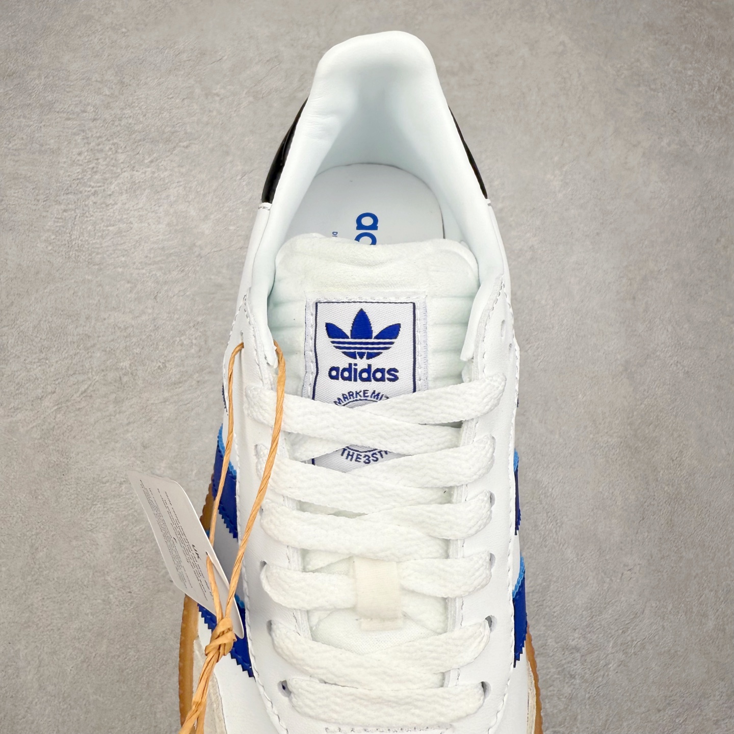 图片[5]-＃福利特价 AD Samba XLG 桑巴舞加大厚底版系列德训风百搭松糕休闲运动板鞋生胶底 自Originals Samba成功借势Blokecore风潮一跃成为街头巷尾的焦点鞋款后,不论是围绕Samba本身打造的各式「变种版本」,还是以Samba为蓝本打造联名鞋款,都成为了时尚潮流人士日常穿搭首选。Samba XLG是adidas Originals不断扩展XLG系列的一部分,旨在与年轻文化相契合,迎合那些希望通过个性时尚表达自我而不愿牺牲舒适度的年轻群体。街头时尚领域的Gen Z特别偏爱宽松的穿着风格。Samba XLG针对这一点做了创新。它在延续Samba OG经典设计的基础上,迎合年轻群体的穿着习惯,重塑为宽大的鞋身比例轮廓以及加厚中底,让消费者轻松展示自己独特的风格。全新的Samba XLG系列不仅迎合了当下年轻群体的穿搭习惯,加宽了鞋身比例以及将中底进一步增厚,在视觉比例上更加饱满,同时还保留了经典Samba的细节,这样一来,鞋迷朋友在穿搭上不仅能更加个性化,而且还能延续一定的复古感受。尺码：36 36⅔ 37⅓ 38 38⅔ 39⅓ 40 40⅔ 41⅓ 42 42⅔ 43⅓ 44 45-选品中心