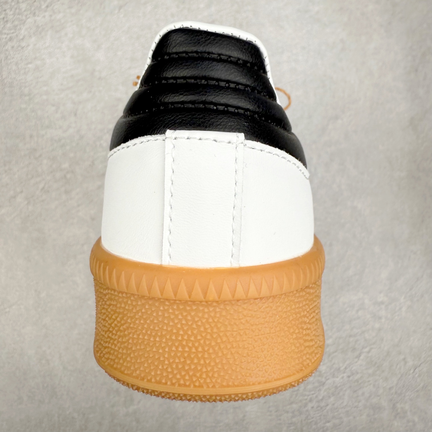 图片[8]-＃福利特价 AD Samba XLG 桑巴舞加大厚底版系列德训风百搭松糕休闲运动板鞋生胶底 自Originals Samba成功借势Blokecore风潮一跃成为街头巷尾的焦点鞋款后,不论是围绕Samba本身打造的各式「变种版本」,还是以Samba为蓝本打造联名鞋款,都成为了时尚潮流人士日常穿搭首选。Samba XLG是adidas Originals不断扩展XLG系列的一部分,旨在与年轻文化相契合,迎合那些希望通过个性时尚表达自我而不愿牺牲舒适度的年轻群体。街头时尚领域的Gen Z特别偏爱宽松的穿着风格。Samba XLG针对这一点做了创新。它在延续Samba OG经典设计的基础上,迎合年轻群体的穿着习惯,重塑为宽大的鞋身比例轮廓以及加厚中底,让消费者轻松展示自己独特的风格。全新的Samba XLG系列不仅迎合了当下年轻群体的穿搭习惯,加宽了鞋身比例以及将中底进一步增厚,在视觉比例上更加饱满,同时还保留了经典Samba的细节,这样一来,鞋迷朋友在穿搭上不仅能更加个性化,而且还能延续一定的复古感受。尺码：36 36⅔ 37⅓ 38 38⅔ 39⅓ 40 40⅔ 41⅓ 42 42⅔ 43⅓ 44 45-选品中心