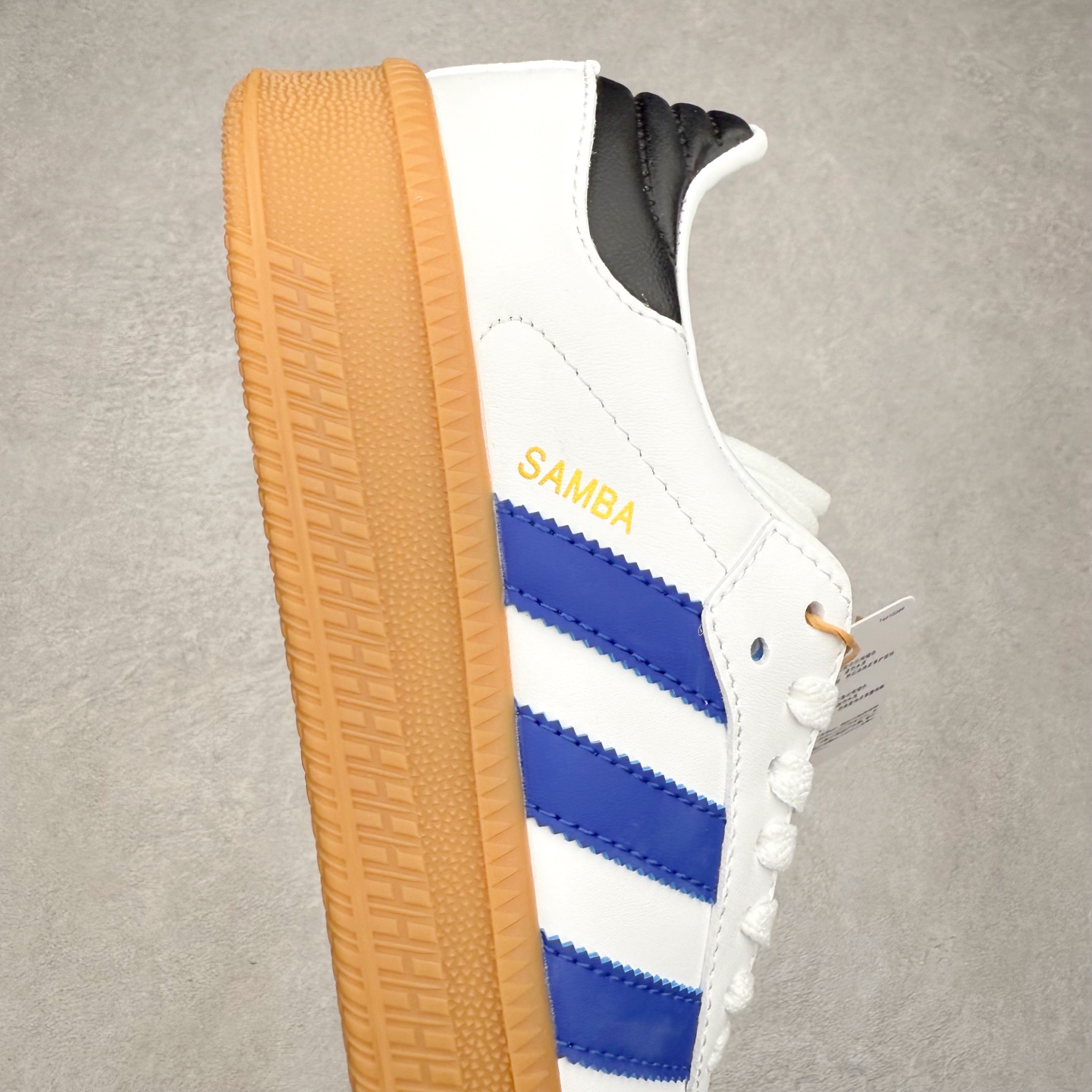 图片[6]-＃福利特价 AD Samba XLG 桑巴舞加大厚底版系列德训风百搭松糕休闲运动板鞋生胶底 自Originals Samba成功借势Blokecore风潮一跃成为街头巷尾的焦点鞋款后,不论是围绕Samba本身打造的各式「变种版本」,还是以Samba为蓝本打造联名鞋款,都成为了时尚潮流人士日常穿搭首选。Samba XLG是adidas Originals不断扩展XLG系列的一部分,旨在与年轻文化相契合,迎合那些希望通过个性时尚表达自我而不愿牺牲舒适度的年轻群体。街头时尚领域的Gen Z特别偏爱宽松的穿着风格。Samba XLG针对这一点做了创新。它在延续Samba OG经典设计的基础上,迎合年轻群体的穿着习惯,重塑为宽大的鞋身比例轮廓以及加厚中底,让消费者轻松展示自己独特的风格。全新的Samba XLG系列不仅迎合了当下年轻群体的穿搭习惯,加宽了鞋身比例以及将中底进一步增厚,在视觉比例上更加饱满,同时还保留了经典Samba的细节,这样一来,鞋迷朋友在穿搭上不仅能更加个性化,而且还能延续一定的复古感受。尺码：36 36⅔ 37⅓ 38 38⅔ 39⅓ 40 40⅔ 41⅓ 42 42⅔ 43⅓ 44 45-选品中心