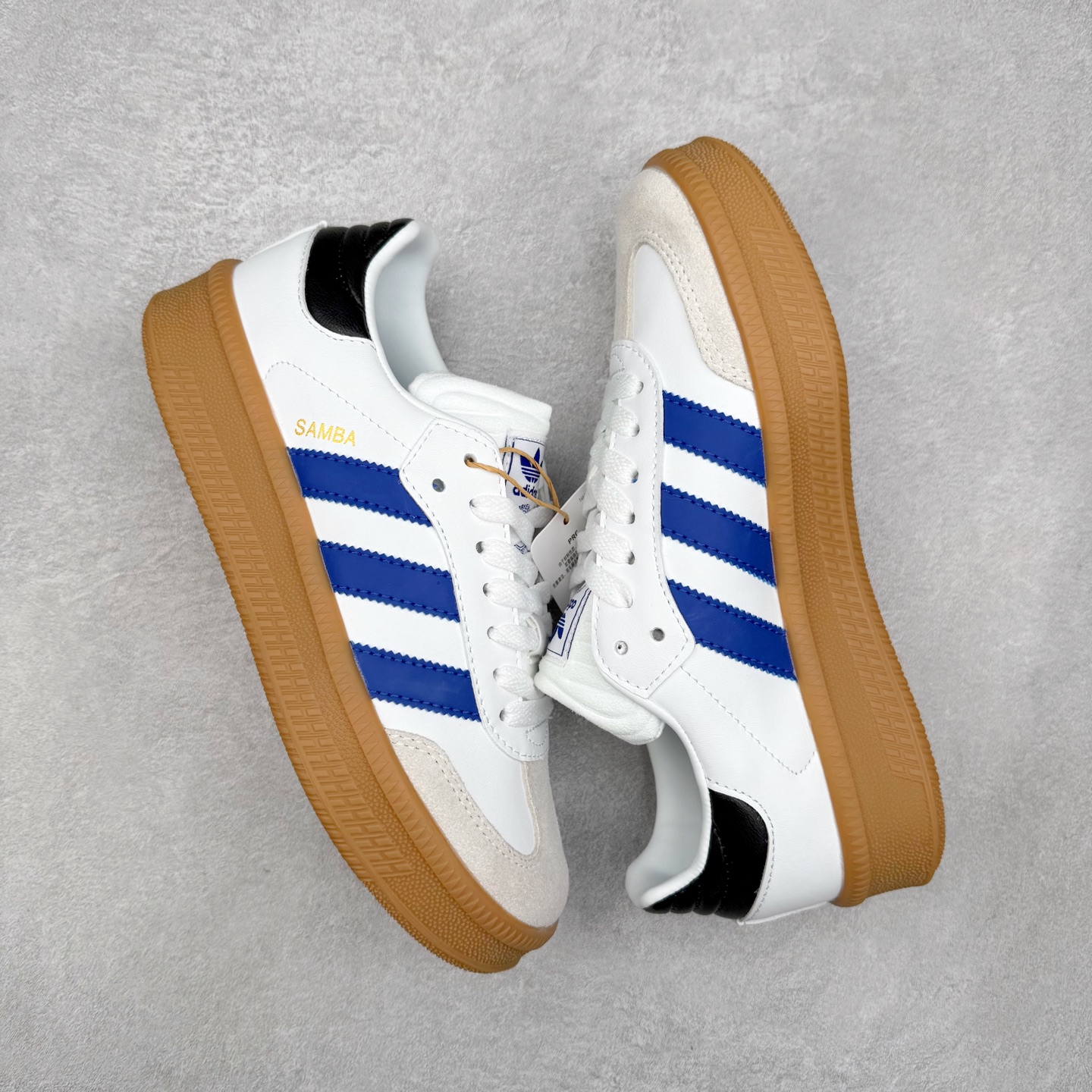 图片[3]-＃福利特价 AD Samba XLG 桑巴舞加大厚底版系列德训风百搭松糕休闲运动板鞋生胶底 自Originals Samba成功借势Blokecore风潮一跃成为街头巷尾的焦点鞋款后,不论是围绕Samba本身打造的各式「变种版本」,还是以Samba为蓝本打造联名鞋款,都成为了时尚潮流人士日常穿搭首选。Samba XLG是adidas Originals不断扩展XLG系列的一部分,旨在与年轻文化相契合,迎合那些希望通过个性时尚表达自我而不愿牺牲舒适度的年轻群体。街头时尚领域的Gen Z特别偏爱宽松的穿着风格。Samba XLG针对这一点做了创新。它在延续Samba OG经典设计的基础上,迎合年轻群体的穿着习惯,重塑为宽大的鞋身比例轮廓以及加厚中底,让消费者轻松展示自己独特的风格。全新的Samba XLG系列不仅迎合了当下年轻群体的穿搭习惯,加宽了鞋身比例以及将中底进一步增厚,在视觉比例上更加饱满,同时还保留了经典Samba的细节,这样一来,鞋迷朋友在穿搭上不仅能更加个性化,而且还能延续一定的复古感受。尺码：36 36⅔ 37⅓ 38 38⅔ 39⅓ 40 40⅔ 41⅓ 42 42⅔ 43⅓ 44 45-选品中心