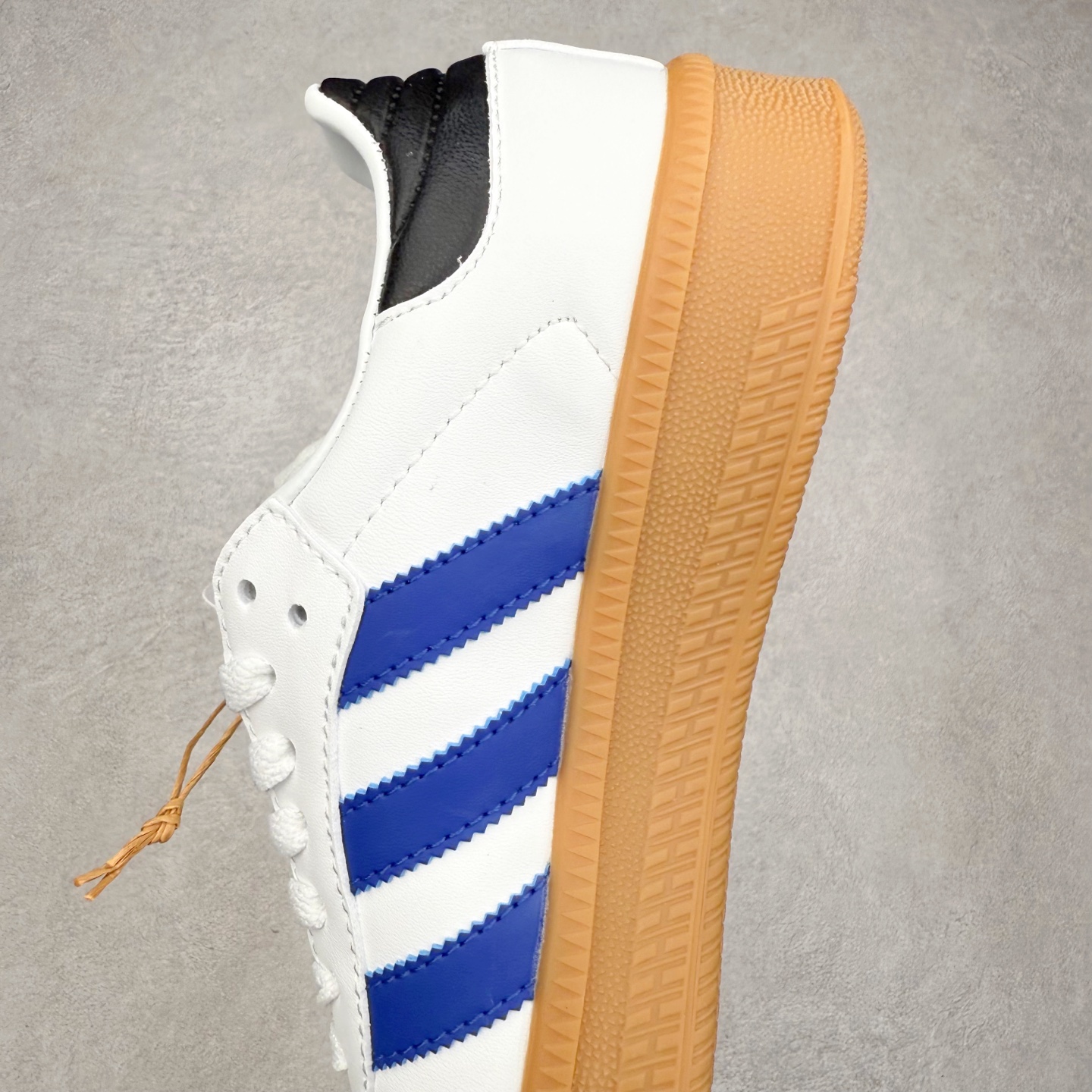 图片[7]-＃福利特价 AD Samba XLG 桑巴舞加大厚底版系列德训风百搭松糕休闲运动板鞋生胶底 自Originals Samba成功借势Blokecore风潮一跃成为街头巷尾的焦点鞋款后,不论是围绕Samba本身打造的各式「变种版本」,还是以Samba为蓝本打造联名鞋款,都成为了时尚潮流人士日常穿搭首选。Samba XLG是adidas Originals不断扩展XLG系列的一部分,旨在与年轻文化相契合,迎合那些希望通过个性时尚表达自我而不愿牺牲舒适度的年轻群体。街头时尚领域的Gen Z特别偏爱宽松的穿着风格。Samba XLG针对这一点做了创新。它在延续Samba OG经典设计的基础上,迎合年轻群体的穿着习惯,重塑为宽大的鞋身比例轮廓以及加厚中底,让消费者轻松展示自己独特的风格。全新的Samba XLG系列不仅迎合了当下年轻群体的穿搭习惯,加宽了鞋身比例以及将中底进一步增厚,在视觉比例上更加饱满,同时还保留了经典Samba的细节,这样一来,鞋迷朋友在穿搭上不仅能更加个性化,而且还能延续一定的复古感受。尺码：36 36⅔ 37⅓ 38 38⅔ 39⅓ 40 40⅔ 41⅓ 42 42⅔ 43⅓ 44 45-选品中心