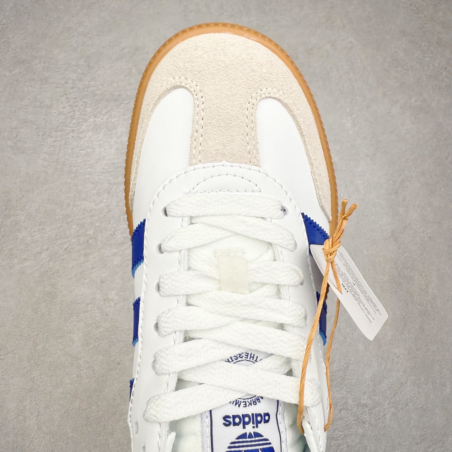 图片[4]-＃福利特价 AD Samba XLG 桑巴舞加大厚底版系列德训风百搭松糕休闲运动板鞋生胶底 自Originals Samba成功借势Blokecore风潮一跃成为街头巷尾的焦点鞋款后,不论是围绕Samba本身打造的各式「变种版本」,还是以Samba为蓝本打造联名鞋款,都成为了时尚潮流人士日常穿搭首选。Samba XLG是adidas Originals不断扩展XLG系列的一部分,旨在与年轻文化相契合,迎合那些希望通过个性时尚表达自我而不愿牺牲舒适度的年轻群体。街头时尚领域的Gen Z特别偏爱宽松的穿着风格。Samba XLG针对这一点做了创新。它在延续Samba OG经典设计的基础上,迎合年轻群体的穿着习惯,重塑为宽大的鞋身比例轮廓以及加厚中底,让消费者轻松展示自己独特的风格。全新的Samba XLG系列不仅迎合了当下年轻群体的穿搭习惯,加宽了鞋身比例以及将中底进一步增厚,在视觉比例上更加饱满,同时还保留了经典Samba的细节,这样一来,鞋迷朋友在穿搭上不仅能更加个性化,而且还能延续一定的复古感受。尺码：36 36⅔ 37⅓ 38 38⅔ 39⅓ 40 40⅔ 41⅓ 42 42⅔ 43⅓ 44 45-选品中心