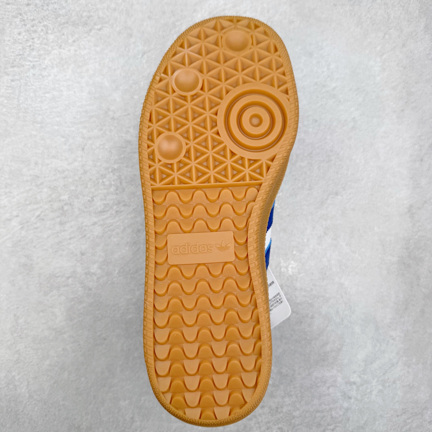 图片[9]-＃福利特价 AD Samba XLG 桑巴舞加大厚底版系列德训风百搭松糕休闲运动板鞋生胶底 自Originals Samba成功借势Blokecore风潮一跃成为街头巷尾的焦点鞋款后,不论是围绕Samba本身打造的各式「变种版本」,还是以Samba为蓝本打造联名鞋款,都成为了时尚潮流人士日常穿搭首选。Samba XLG是adidas Originals不断扩展XLG系列的一部分,旨在与年轻文化相契合,迎合那些希望通过个性时尚表达自我而不愿牺牲舒适度的年轻群体。街头时尚领域的Gen Z特别偏爱宽松的穿着风格。Samba XLG针对这一点做了创新。它在延续Samba OG经典设计的基础上,迎合年轻群体的穿着习惯,重塑为宽大的鞋身比例轮廓以及加厚中底,让消费者轻松展示自己独特的风格。全新的Samba XLG系列不仅迎合了当下年轻群体的穿搭习惯,加宽了鞋身比例以及将中底进一步增厚,在视觉比例上更加饱满,同时还保留了经典Samba的细节,这样一来,鞋迷朋友在穿搭上不仅能更加个性化,而且还能延续一定的复古感受。尺码：36 36⅔ 37⅓ 38 38⅔ 39⅓ 40 40⅔ 41⅓ 42 42⅔ 43⅓ 44 45-选品中心