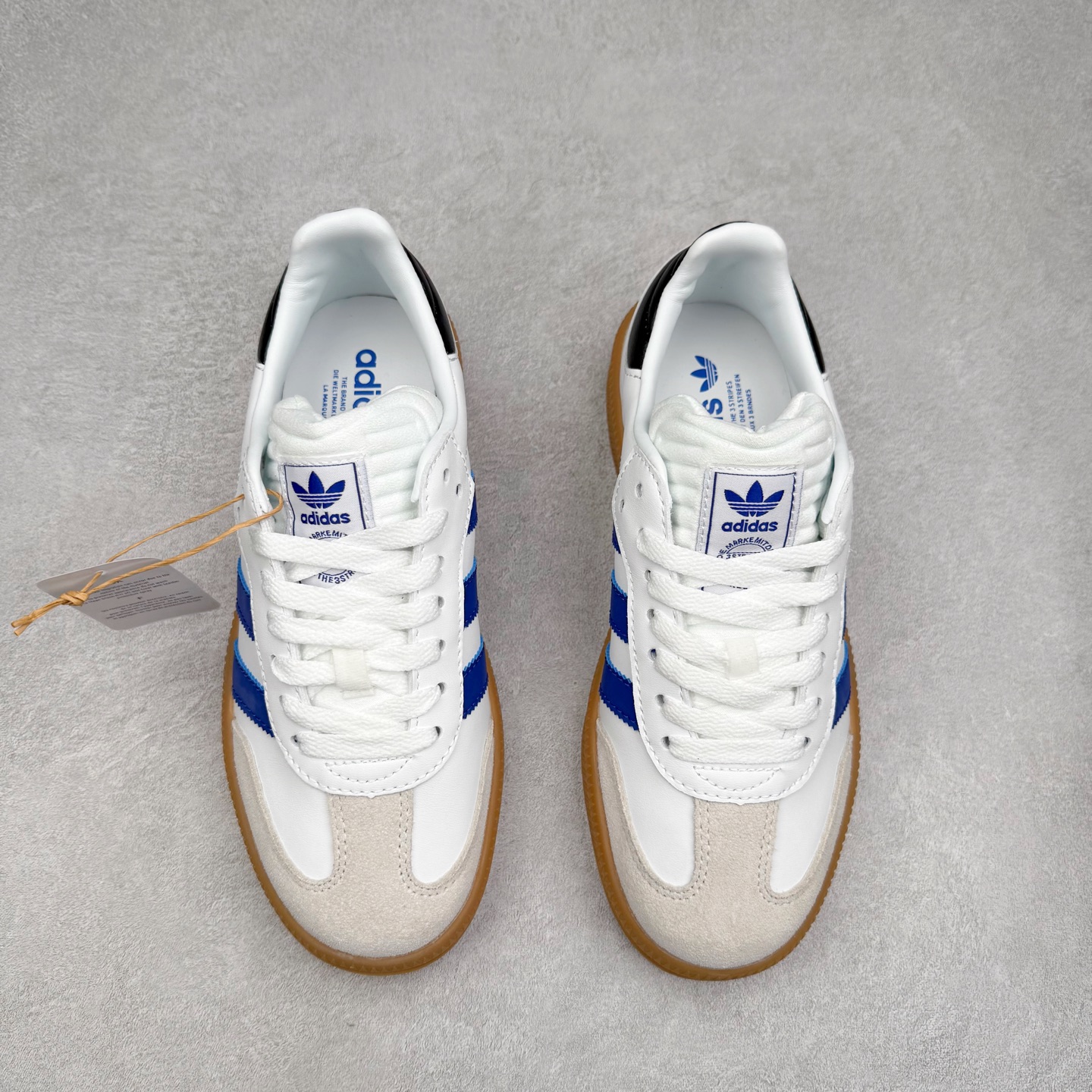 图片[2]-＃福利特价 AD Samba XLG 桑巴舞加大厚底版系列德训风百搭松糕休闲运动板鞋生胶底 自Originals Samba成功借势Blokecore风潮一跃成为街头巷尾的焦点鞋款后,不论是围绕Samba本身打造的各式「变种版本」,还是以Samba为蓝本打造联名鞋款,都成为了时尚潮流人士日常穿搭首选。Samba XLG是adidas Originals不断扩展XLG系列的一部分,旨在与年轻文化相契合,迎合那些希望通过个性时尚表达自我而不愿牺牲舒适度的年轻群体。街头时尚领域的Gen Z特别偏爱宽松的穿着风格。Samba XLG针对这一点做了创新。它在延续Samba OG经典设计的基础上,迎合年轻群体的穿着习惯,重塑为宽大的鞋身比例轮廓以及加厚中底,让消费者轻松展示自己独特的风格。全新的Samba XLG系列不仅迎合了当下年轻群体的穿搭习惯,加宽了鞋身比例以及将中底进一步增厚,在视觉比例上更加饱满,同时还保留了经典Samba的细节,这样一来,鞋迷朋友在穿搭上不仅能更加个性化,而且还能延续一定的复古感受。尺码：36 36⅔ 37⅓ 38 38⅔ 39⅓ 40 40⅔ 41⅓ 42 42⅔ 43⅓ 44 45-选品中心