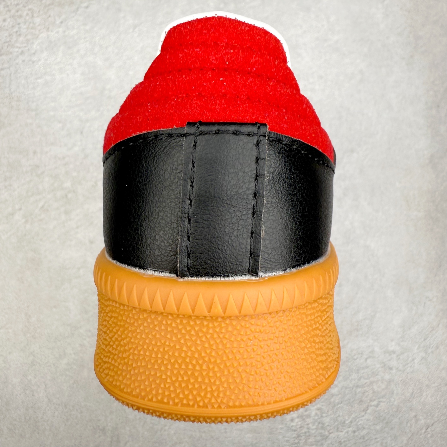 图片[8]-＃福利特价 AD Samba XLG 桑巴舞加大厚底版系列德训风百搭松糕休闲运动板鞋生胶底 自Originals Samba成功借势Blokecore风潮一跃成为街头巷尾的焦点鞋款后,不论是围绕Samba本身打造的各式「变种版本」,还是以Samba为蓝本打造联名鞋款,都成为了时尚潮流人士日常穿搭首选。Samba XLG是adidas Originals不断扩展XLG系列的一部分,旨在与年轻文化相契合,迎合那些希望通过个性时尚表达自我而不愿牺牲舒适度的年轻群体。街头时尚领域的Gen Z特别偏爱宽松的穿着风格。Samba XLG针对这一点做了创新。它在延续Samba OG经典设计的基础上,迎合年轻群体的穿着习惯,重塑为宽大的鞋身比例轮廓以及加厚中底,让消费者轻松展示自己独特的风格。全新的Samba XLG系列不仅迎合了当下年轻群体的穿搭习惯,加宽了鞋身比例以及将中底进一步增厚,在视觉比例上更加饱满,同时还保留了经典Samba的细节,这样一来,鞋迷朋友在穿搭上不仅能更加个性化,而且还能延续一定的复古感受。尺码：36 36⅔ 37⅓ 38 38⅔ 39⅓ 40 40⅔ 41⅓ 42 42⅔ 43⅓ 44 45-选品中心