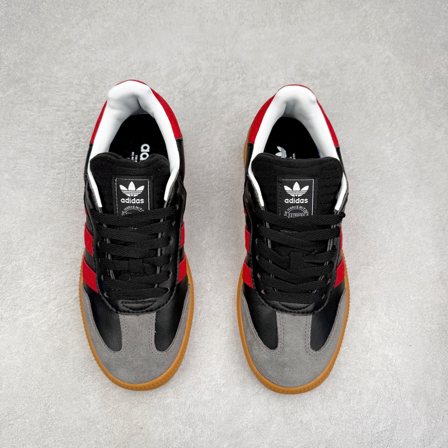 图片[2]-＃福利特价 AD Samba XLG 桑巴舞加大厚底版系列德训风百搭松糕休闲运动板鞋生胶底 自Originals Samba成功借势Blokecore风潮一跃成为街头巷尾的焦点鞋款后,不论是围绕Samba本身打造的各式「变种版本」,还是以Samba为蓝本打造联名鞋款,都成为了时尚潮流人士日常穿搭首选。Samba XLG是adidas Originals不断扩展XLG系列的一部分,旨在与年轻文化相契合,迎合那些希望通过个性时尚表达自我而不愿牺牲舒适度的年轻群体。街头时尚领域的Gen Z特别偏爱宽松的穿着风格。Samba XLG针对这一点做了创新。它在延续Samba OG经典设计的基础上,迎合年轻群体的穿着习惯,重塑为宽大的鞋身比例轮廓以及加厚中底,让消费者轻松展示自己独特的风格。全新的Samba XLG系列不仅迎合了当下年轻群体的穿搭习惯,加宽了鞋身比例以及将中底进一步增厚,在视觉比例上更加饱满,同时还保留了经典Samba的细节,这样一来,鞋迷朋友在穿搭上不仅能更加个性化,而且还能延续一定的复古感受。尺码：36 36⅔ 37⅓ 38 38⅔ 39⅓ 40 40⅔ 41⅓ 42 42⅔ 43⅓ 44 45-选品中心