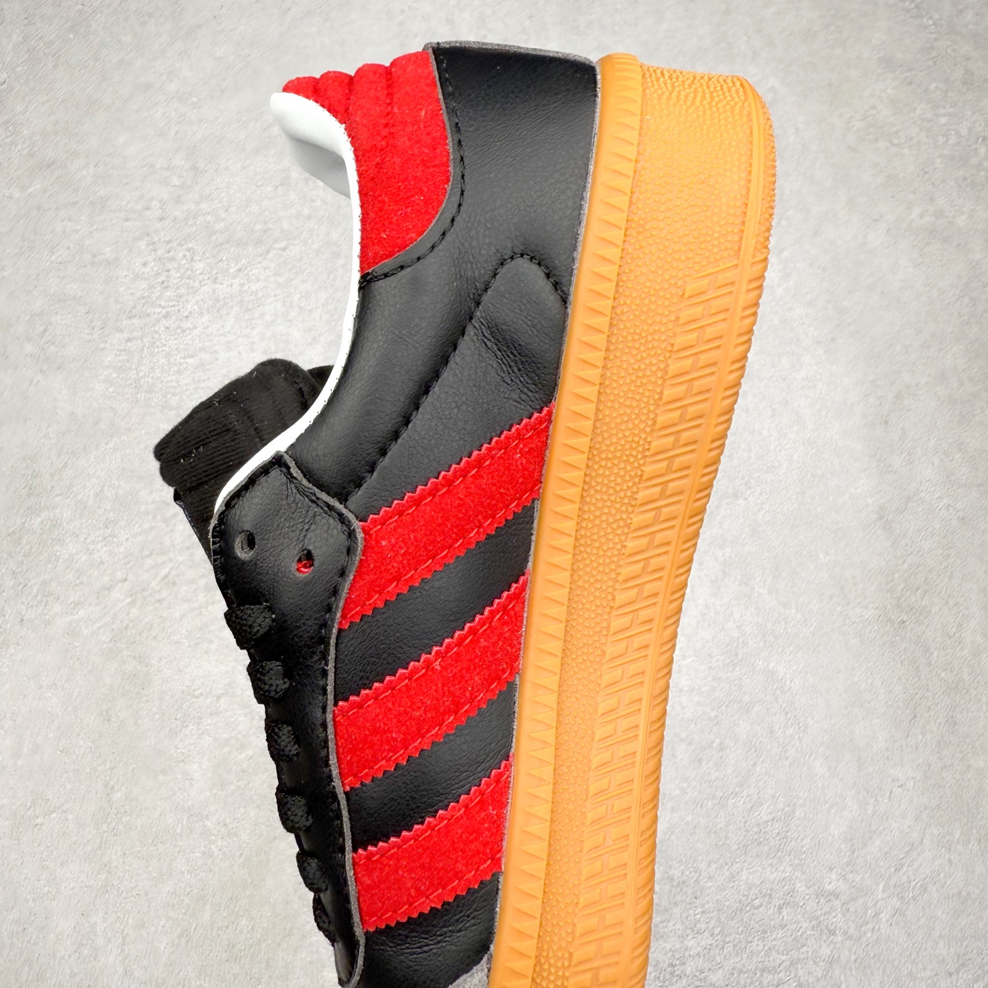 图片[7]-＃福利特价 AD Samba XLG 桑巴舞加大厚底版系列德训风百搭松糕休闲运动板鞋生胶底 自Originals Samba成功借势Blokecore风潮一跃成为街头巷尾的焦点鞋款后,不论是围绕Samba本身打造的各式「变种版本」,还是以Samba为蓝本打造联名鞋款,都成为了时尚潮流人士日常穿搭首选。Samba XLG是adidas Originals不断扩展XLG系列的一部分,旨在与年轻文化相契合,迎合那些希望通过个性时尚表达自我而不愿牺牲舒适度的年轻群体。街头时尚领域的Gen Z特别偏爱宽松的穿着风格。Samba XLG针对这一点做了创新。它在延续Samba OG经典设计的基础上,迎合年轻群体的穿着习惯,重塑为宽大的鞋身比例轮廓以及加厚中底,让消费者轻松展示自己独特的风格。全新的Samba XLG系列不仅迎合了当下年轻群体的穿搭习惯,加宽了鞋身比例以及将中底进一步增厚,在视觉比例上更加饱满,同时还保留了经典Samba的细节,这样一来,鞋迷朋友在穿搭上不仅能更加个性化,而且还能延续一定的复古感受。尺码：36 36⅔ 37⅓ 38 38⅔ 39⅓ 40 40⅔ 41⅓ 42 42⅔ 43⅓ 44 45-选品中心