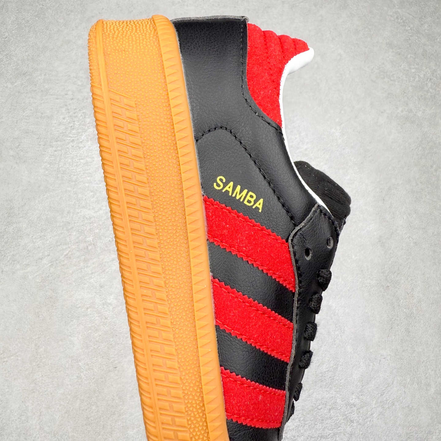 图片[6]-＃福利特价 AD Samba XLG 桑巴舞加大厚底版系列德训风百搭松糕休闲运动板鞋生胶底 自Originals Samba成功借势Blokecore风潮一跃成为街头巷尾的焦点鞋款后,不论是围绕Samba本身打造的各式「变种版本」,还是以Samba为蓝本打造联名鞋款,都成为了时尚潮流人士日常穿搭首选。Samba XLG是adidas Originals不断扩展XLG系列的一部分,旨在与年轻文化相契合,迎合那些希望通过个性时尚表达自我而不愿牺牲舒适度的年轻群体。街头时尚领域的Gen Z特别偏爱宽松的穿着风格。Samba XLG针对这一点做了创新。它在延续Samba OG经典设计的基础上,迎合年轻群体的穿着习惯,重塑为宽大的鞋身比例轮廓以及加厚中底,让消费者轻松展示自己独特的风格。全新的Samba XLG系列不仅迎合了当下年轻群体的穿搭习惯,加宽了鞋身比例以及将中底进一步增厚,在视觉比例上更加饱满,同时还保留了经典Samba的细节,这样一来,鞋迷朋友在穿搭上不仅能更加个性化,而且还能延续一定的复古感受。尺码：36 36⅔ 37⅓ 38 38⅔ 39⅓ 40 40⅔ 41⅓ 42 42⅔ 43⅓ 44 45-选品中心