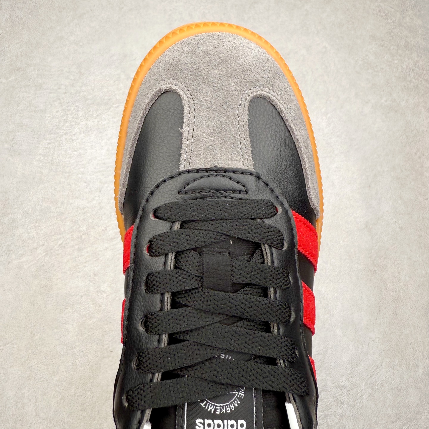 图片[4]-＃福利特价 AD Samba XLG 桑巴舞加大厚底版系列德训风百搭松糕休闲运动板鞋生胶底 自Originals Samba成功借势Blokecore风潮一跃成为街头巷尾的焦点鞋款后,不论是围绕Samba本身打造的各式「变种版本」,还是以Samba为蓝本打造联名鞋款,都成为了时尚潮流人士日常穿搭首选。Samba XLG是adidas Originals不断扩展XLG系列的一部分,旨在与年轻文化相契合,迎合那些希望通过个性时尚表达自我而不愿牺牲舒适度的年轻群体。街头时尚领域的Gen Z特别偏爱宽松的穿着风格。Samba XLG针对这一点做了创新。它在延续Samba OG经典设计的基础上,迎合年轻群体的穿着习惯,重塑为宽大的鞋身比例轮廓以及加厚中底,让消费者轻松展示自己独特的风格。全新的Samba XLG系列不仅迎合了当下年轻群体的穿搭习惯,加宽了鞋身比例以及将中底进一步增厚,在视觉比例上更加饱满,同时还保留了经典Samba的细节,这样一来,鞋迷朋友在穿搭上不仅能更加个性化,而且还能延续一定的复古感受。尺码：36 36⅔ 37⅓ 38 38⅔ 39⅓ 40 40⅔ 41⅓ 42 42⅔ 43⅓ 44 45-选品中心