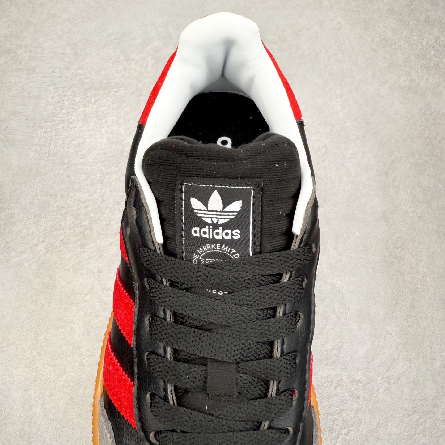 图片[5]-＃福利特价 AD Samba XLG 桑巴舞加大厚底版系列德训风百搭松糕休闲运动板鞋生胶底 自Originals Samba成功借势Blokecore风潮一跃成为街头巷尾的焦点鞋款后,不论是围绕Samba本身打造的各式「变种版本」,还是以Samba为蓝本打造联名鞋款,都成为了时尚潮流人士日常穿搭首选。Samba XLG是adidas Originals不断扩展XLG系列的一部分,旨在与年轻文化相契合,迎合那些希望通过个性时尚表达自我而不愿牺牲舒适度的年轻群体。街头时尚领域的Gen Z特别偏爱宽松的穿着风格。Samba XLG针对这一点做了创新。它在延续Samba OG经典设计的基础上,迎合年轻群体的穿着习惯,重塑为宽大的鞋身比例轮廓以及加厚中底,让消费者轻松展示自己独特的风格。全新的Samba XLG系列不仅迎合了当下年轻群体的穿搭习惯,加宽了鞋身比例以及将中底进一步增厚,在视觉比例上更加饱满,同时还保留了经典Samba的细节,这样一来,鞋迷朋友在穿搭上不仅能更加个性化,而且还能延续一定的复古感受。尺码：36 36⅔ 37⅓ 38 38⅔ 39⅓ 40 40⅔ 41⅓ 42 42⅔ 43⅓ 44 45-选品中心