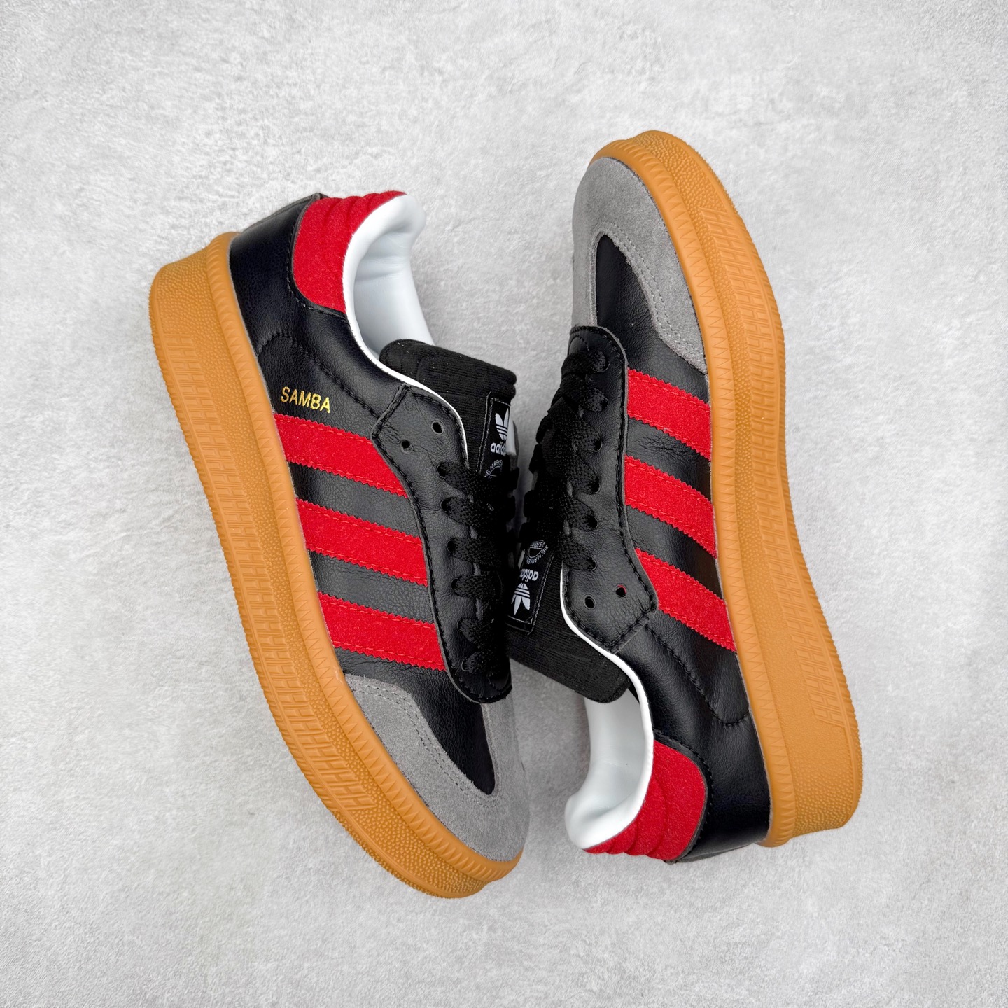 图片[3]-＃福利特价 AD Samba XLG 桑巴舞加大厚底版系列德训风百搭松糕休闲运动板鞋生胶底 自Originals Samba成功借势Blokecore风潮一跃成为街头巷尾的焦点鞋款后,不论是围绕Samba本身打造的各式「变种版本」,还是以Samba为蓝本打造联名鞋款,都成为了时尚潮流人士日常穿搭首选。Samba XLG是adidas Originals不断扩展XLG系列的一部分,旨在与年轻文化相契合,迎合那些希望通过个性时尚表达自我而不愿牺牲舒适度的年轻群体。街头时尚领域的Gen Z特别偏爱宽松的穿着风格。Samba XLG针对这一点做了创新。它在延续Samba OG经典设计的基础上,迎合年轻群体的穿着习惯,重塑为宽大的鞋身比例轮廓以及加厚中底,让消费者轻松展示自己独特的风格。全新的Samba XLG系列不仅迎合了当下年轻群体的穿搭习惯,加宽了鞋身比例以及将中底进一步增厚,在视觉比例上更加饱满,同时还保留了经典Samba的细节,这样一来,鞋迷朋友在穿搭上不仅能更加个性化,而且还能延续一定的复古感受。尺码：36 36⅔ 37⅓ 38 38⅔ 39⅓ 40 40⅔ 41⅓ 42 42⅔ 43⅓ 44 45-选品中心