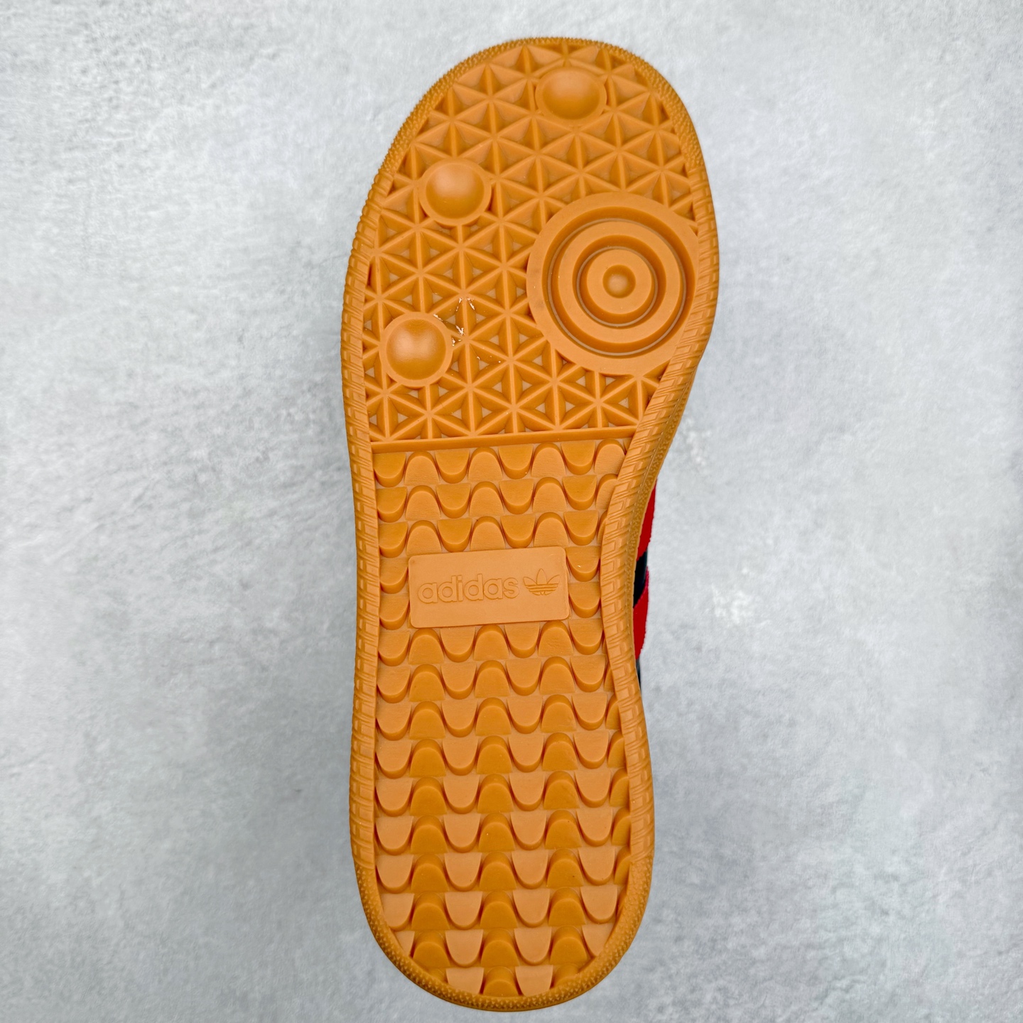 图片[9]-＃福利特价 AD Samba XLG 桑巴舞加大厚底版系列德训风百搭松糕休闲运动板鞋生胶底 自Originals Samba成功借势Blokecore风潮一跃成为街头巷尾的焦点鞋款后,不论是围绕Samba本身打造的各式「变种版本」,还是以Samba为蓝本打造联名鞋款,都成为了时尚潮流人士日常穿搭首选。Samba XLG是adidas Originals不断扩展XLG系列的一部分,旨在与年轻文化相契合,迎合那些希望通过个性时尚表达自我而不愿牺牲舒适度的年轻群体。街头时尚领域的Gen Z特别偏爱宽松的穿着风格。Samba XLG针对这一点做了创新。它在延续Samba OG经典设计的基础上,迎合年轻群体的穿着习惯,重塑为宽大的鞋身比例轮廓以及加厚中底,让消费者轻松展示自己独特的风格。全新的Samba XLG系列不仅迎合了当下年轻群体的穿搭习惯,加宽了鞋身比例以及将中底进一步增厚,在视觉比例上更加饱满,同时还保留了经典Samba的细节,这样一来,鞋迷朋友在穿搭上不仅能更加个性化,而且还能延续一定的复古感受。尺码：36 36⅔ 37⅓ 38 38⅔ 39⅓ 40 40⅔ 41⅓ 42 42⅔ 43⅓ 44 45-选品中心