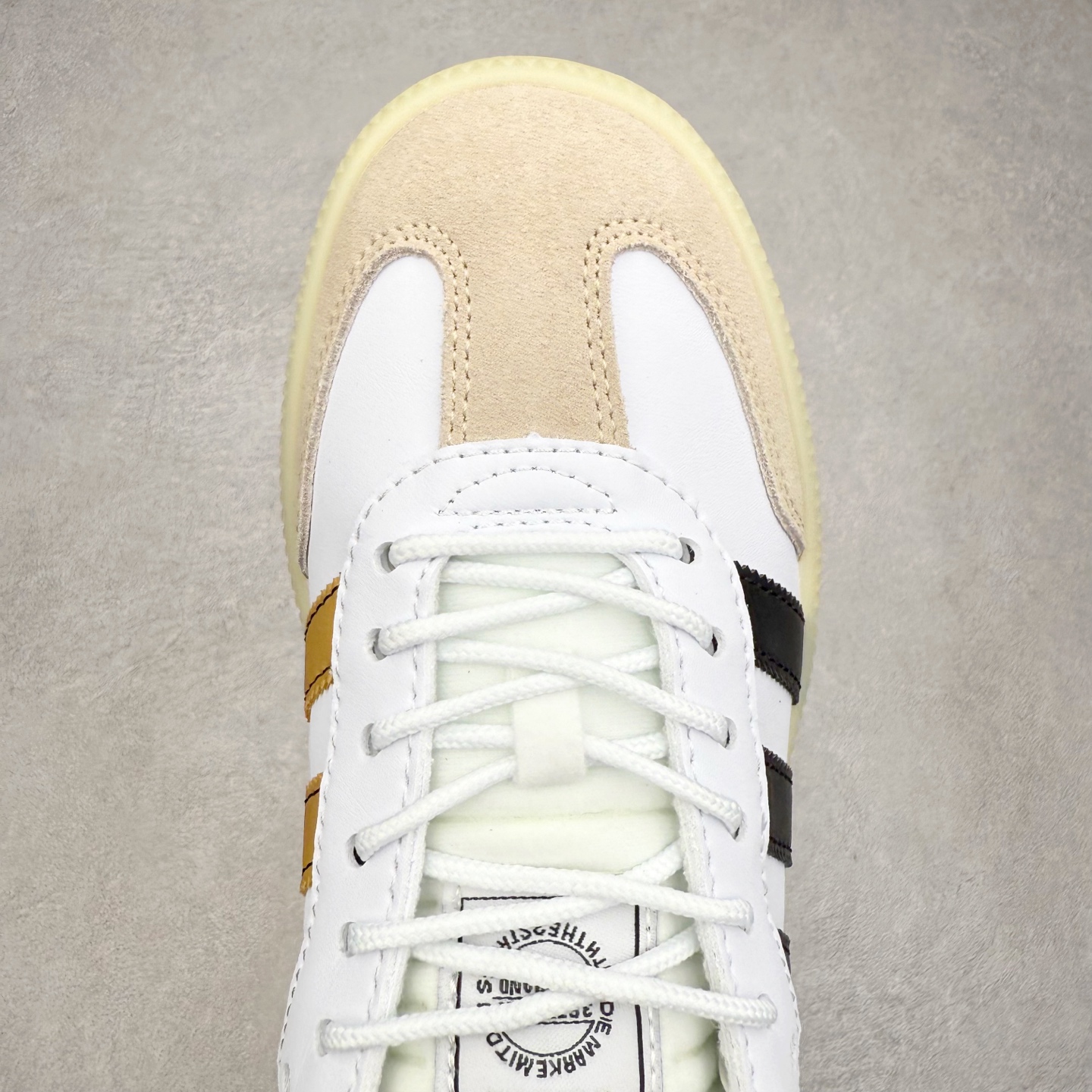 图片[4]-＃福利特价 AD Samba XLG 桑巴舞加大厚底版系列德训风百搭松糕休闲运动板鞋生胶底 自Originals Samba成功借势Blokecore风潮一跃成为街头巷尾的焦点鞋款后,不论是围绕Samba本身打造的各式「变种版本」,还是以Samba为蓝本打造联名鞋款,都成为了时尚潮流人士日常穿搭首选。Samba XLG是adidas Originals不断扩展XLG系列的一部分,旨在与年轻文化相契合,迎合那些希望通过个性时尚表达自我而不愿牺牲舒适度的年轻群体。街头时尚领域的Gen Z特别偏爱宽松的穿着风格。Samba XLG针对这一点做了创新。它在延续Samba OG经典设计的基础上,迎合年轻群体的穿着习惯,重塑为宽大的鞋身比例轮廓以及加厚中底,让消费者轻松展示自己独特的风格。全新的Samba XLG系列不仅迎合了当下年轻群体的穿搭习惯,加宽了鞋身比例以及将中底进一步增厚,在视觉比例上更加饱满,同时还保留了经典Samba的细节,这样一来,鞋迷朋友在穿搭上不仅能更加个性化,而且还能延续一定的复古感受。尺码：36 36⅔ 37⅓ 38 38⅔ 39⅓ 40 40⅔ 41⅓ 42 42⅔ 43⅓ 44 45-选品中心