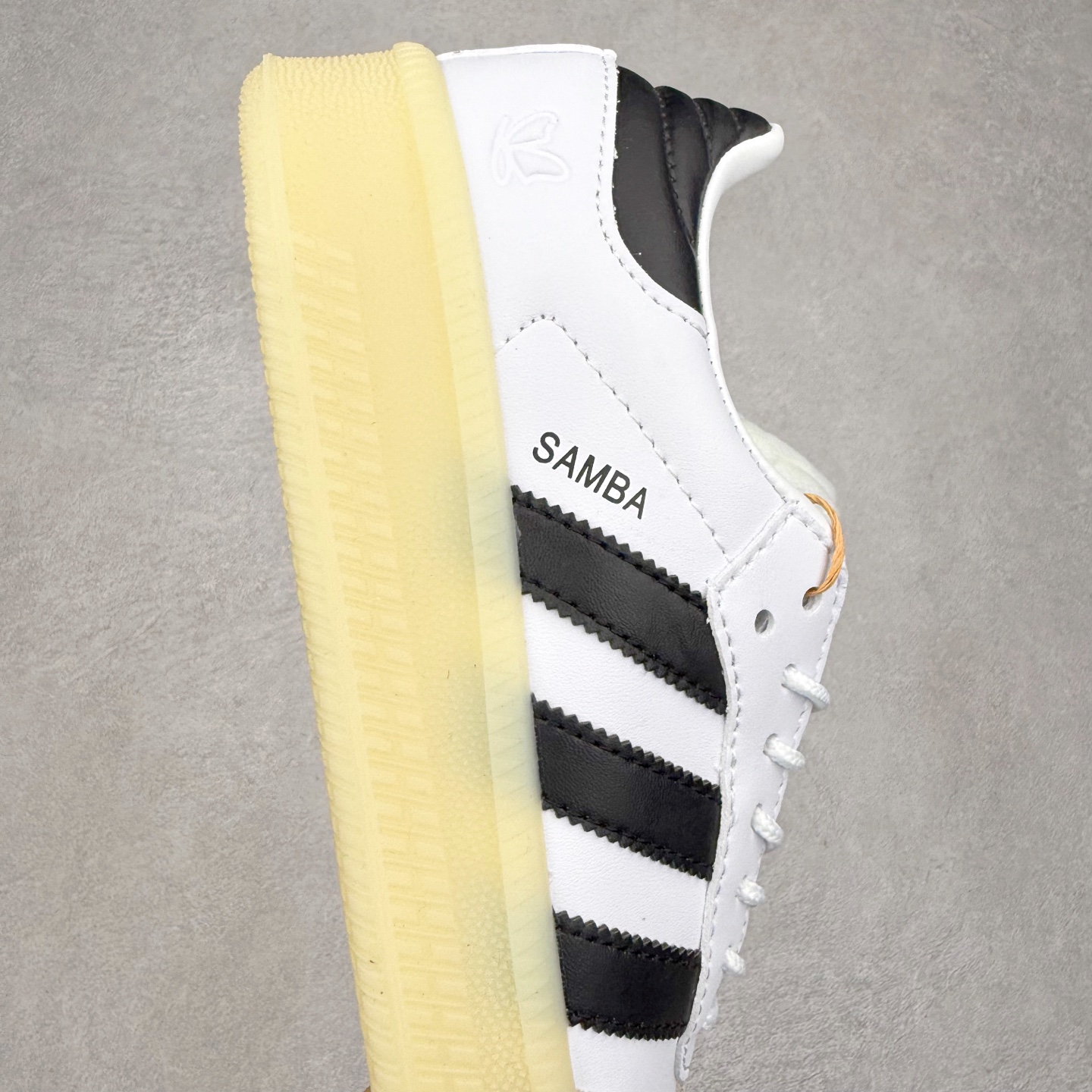 图片[6]-＃福利特价 AD Samba XLG 桑巴舞加大厚底版系列德训风百搭松糕休闲运动板鞋生胶底 自Originals Samba成功借势Blokecore风潮一跃成为街头巷尾的焦点鞋款后,不论是围绕Samba本身打造的各式「变种版本」,还是以Samba为蓝本打造联名鞋款,都成为了时尚潮流人士日常穿搭首选。Samba XLG是adidas Originals不断扩展XLG系列的一部分,旨在与年轻文化相契合,迎合那些希望通过个性时尚表达自我而不愿牺牲舒适度的年轻群体。街头时尚领域的Gen Z特别偏爱宽松的穿着风格。Samba XLG针对这一点做了创新。它在延续Samba OG经典设计的基础上,迎合年轻群体的穿着习惯,重塑为宽大的鞋身比例轮廓以及加厚中底,让消费者轻松展示自己独特的风格。全新的Samba XLG系列不仅迎合了当下年轻群体的穿搭习惯,加宽了鞋身比例以及将中底进一步增厚,在视觉比例上更加饱满,同时还保留了经典Samba的细节,这样一来,鞋迷朋友在穿搭上不仅能更加个性化,而且还能延续一定的复古感受。尺码：36 36⅔ 37⅓ 38 38⅔ 39⅓ 40 40⅔ 41⅓ 42 42⅔ 43⅓ 44 45-选品中心