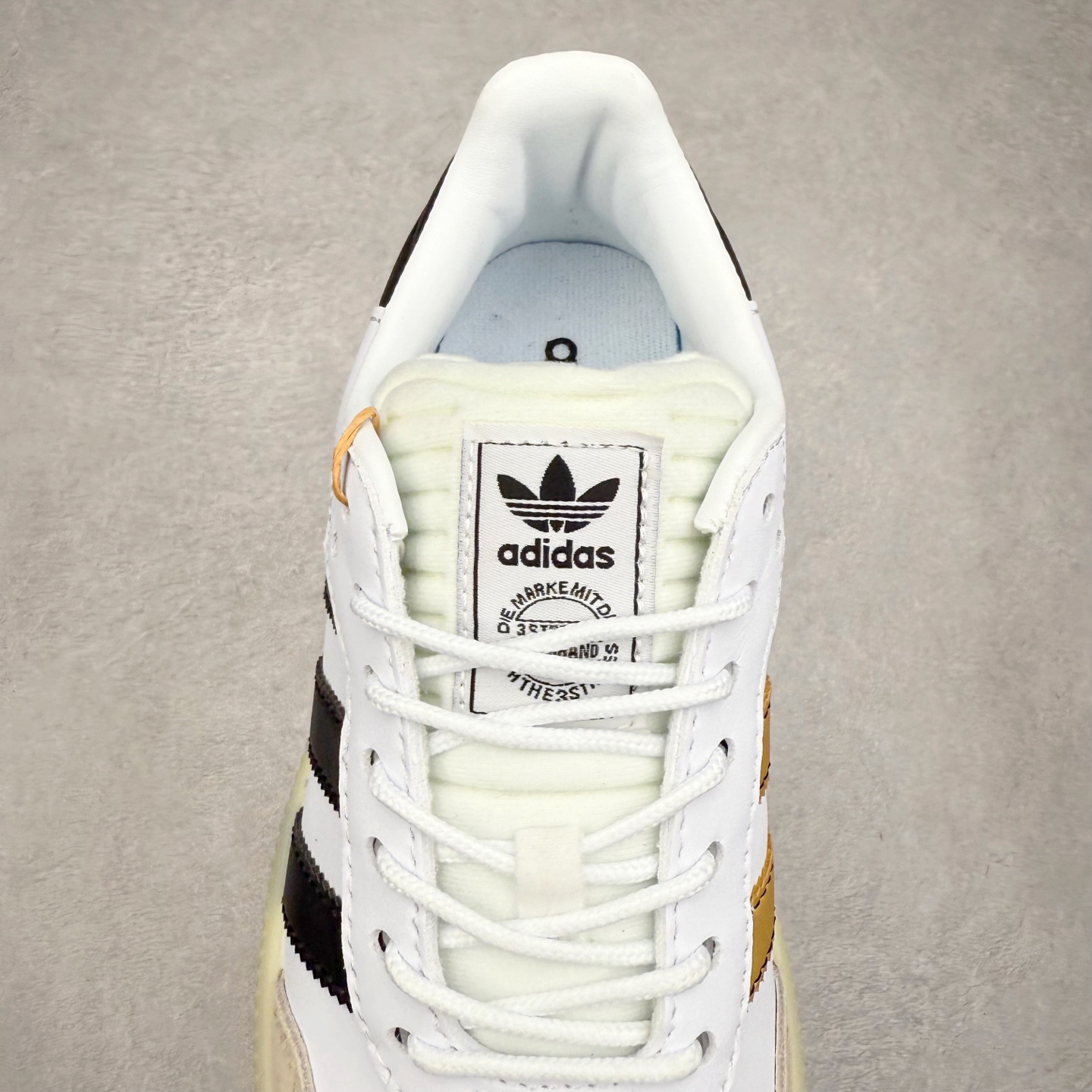 图片[5]-＃福利特价 AD Samba XLG 桑巴舞加大厚底版系列德训风百搭松糕休闲运动板鞋生胶底 自Originals Samba成功借势Blokecore风潮一跃成为街头巷尾的焦点鞋款后,不论是围绕Samba本身打造的各式「变种版本」,还是以Samba为蓝本打造联名鞋款,都成为了时尚潮流人士日常穿搭首选。Samba XLG是adidas Originals不断扩展XLG系列的一部分,旨在与年轻文化相契合,迎合那些希望通过个性时尚表达自我而不愿牺牲舒适度的年轻群体。街头时尚领域的Gen Z特别偏爱宽松的穿着风格。Samba XLG针对这一点做了创新。它在延续Samba OG经典设计的基础上,迎合年轻群体的穿着习惯,重塑为宽大的鞋身比例轮廓以及加厚中底,让消费者轻松展示自己独特的风格。全新的Samba XLG系列不仅迎合了当下年轻群体的穿搭习惯,加宽了鞋身比例以及将中底进一步增厚,在视觉比例上更加饱满,同时还保留了经典Samba的细节,这样一来,鞋迷朋友在穿搭上不仅能更加个性化,而且还能延续一定的复古感受。尺码：36 36⅔ 37⅓ 38 38⅔ 39⅓ 40 40⅔ 41⅓ 42 42⅔ 43⅓ 44 45-选品中心