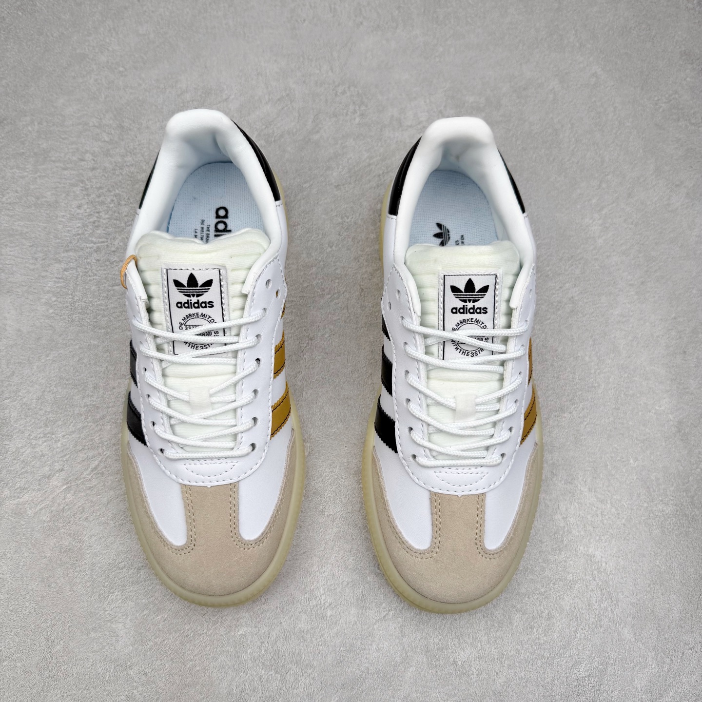 图片[2]-＃福利特价 AD Samba XLG 桑巴舞加大厚底版系列德训风百搭松糕休闲运动板鞋生胶底 自Originals Samba成功借势Blokecore风潮一跃成为街头巷尾的焦点鞋款后,不论是围绕Samba本身打造的各式「变种版本」,还是以Samba为蓝本打造联名鞋款,都成为了时尚潮流人士日常穿搭首选。Samba XLG是adidas Originals不断扩展XLG系列的一部分,旨在与年轻文化相契合,迎合那些希望通过个性时尚表达自我而不愿牺牲舒适度的年轻群体。街头时尚领域的Gen Z特别偏爱宽松的穿着风格。Samba XLG针对这一点做了创新。它在延续Samba OG经典设计的基础上,迎合年轻群体的穿着习惯,重塑为宽大的鞋身比例轮廓以及加厚中底,让消费者轻松展示自己独特的风格。全新的Samba XLG系列不仅迎合了当下年轻群体的穿搭习惯,加宽了鞋身比例以及将中底进一步增厚,在视觉比例上更加饱满,同时还保留了经典Samba的细节,这样一来,鞋迷朋友在穿搭上不仅能更加个性化,而且还能延续一定的复古感受。尺码：36 36⅔ 37⅓ 38 38⅔ 39⅓ 40 40⅔ 41⅓ 42 42⅔ 43⅓ 44 45-选品中心