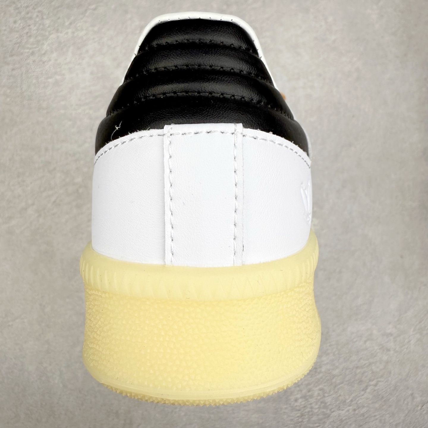 图片[8]-＃福利特价 AD Samba XLG 桑巴舞加大厚底版系列德训风百搭松糕休闲运动板鞋生胶底 自Originals Samba成功借势Blokecore风潮一跃成为街头巷尾的焦点鞋款后,不论是围绕Samba本身打造的各式「变种版本」,还是以Samba为蓝本打造联名鞋款,都成为了时尚潮流人士日常穿搭首选。Samba XLG是adidas Originals不断扩展XLG系列的一部分,旨在与年轻文化相契合,迎合那些希望通过个性时尚表达自我而不愿牺牲舒适度的年轻群体。街头时尚领域的Gen Z特别偏爱宽松的穿着风格。Samba XLG针对这一点做了创新。它在延续Samba OG经典设计的基础上,迎合年轻群体的穿着习惯,重塑为宽大的鞋身比例轮廓以及加厚中底,让消费者轻松展示自己独特的风格。全新的Samba XLG系列不仅迎合了当下年轻群体的穿搭习惯,加宽了鞋身比例以及将中底进一步增厚,在视觉比例上更加饱满,同时还保留了经典Samba的细节,这样一来,鞋迷朋友在穿搭上不仅能更加个性化,而且还能延续一定的复古感受。尺码：36 36⅔ 37⅓ 38 38⅔ 39⅓ 40 40⅔ 41⅓ 42 42⅔ 43⅓ 44 45-选品中心