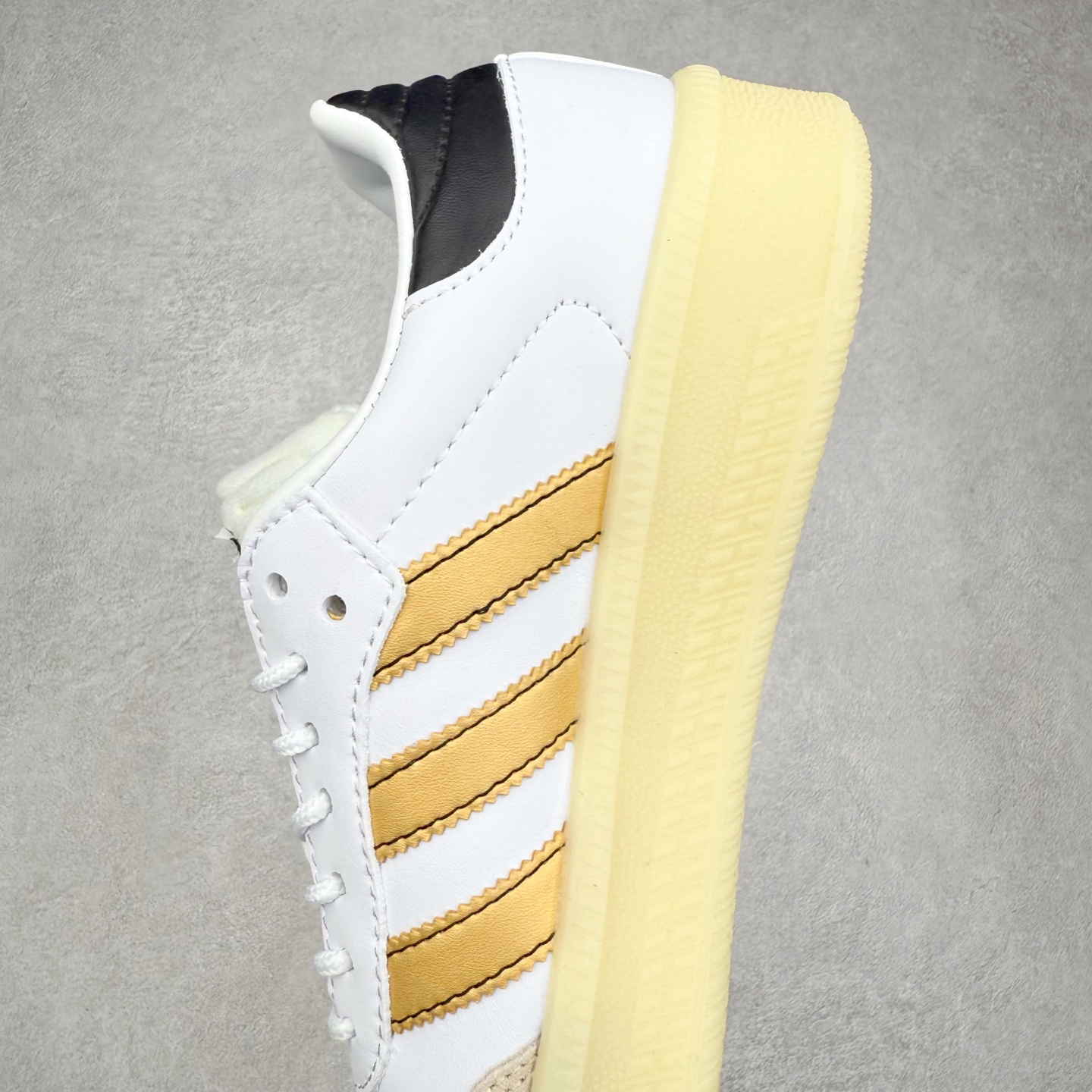 图片[7]-＃福利特价 AD Samba XLG 桑巴舞加大厚底版系列德训风百搭松糕休闲运动板鞋生胶底 自Originals Samba成功借势Blokecore风潮一跃成为街头巷尾的焦点鞋款后,不论是围绕Samba本身打造的各式「变种版本」,还是以Samba为蓝本打造联名鞋款,都成为了时尚潮流人士日常穿搭首选。Samba XLG是adidas Originals不断扩展XLG系列的一部分,旨在与年轻文化相契合,迎合那些希望通过个性时尚表达自我而不愿牺牲舒适度的年轻群体。街头时尚领域的Gen Z特别偏爱宽松的穿着风格。Samba XLG针对这一点做了创新。它在延续Samba OG经典设计的基础上,迎合年轻群体的穿着习惯,重塑为宽大的鞋身比例轮廓以及加厚中底,让消费者轻松展示自己独特的风格。全新的Samba XLG系列不仅迎合了当下年轻群体的穿搭习惯,加宽了鞋身比例以及将中底进一步增厚,在视觉比例上更加饱满,同时还保留了经典Samba的细节,这样一来,鞋迷朋友在穿搭上不仅能更加个性化,而且还能延续一定的复古感受。尺码：36 36⅔ 37⅓ 38 38⅔ 39⅓ 40 40⅔ 41⅓ 42 42⅔ 43⅓ 44 45-选品中心