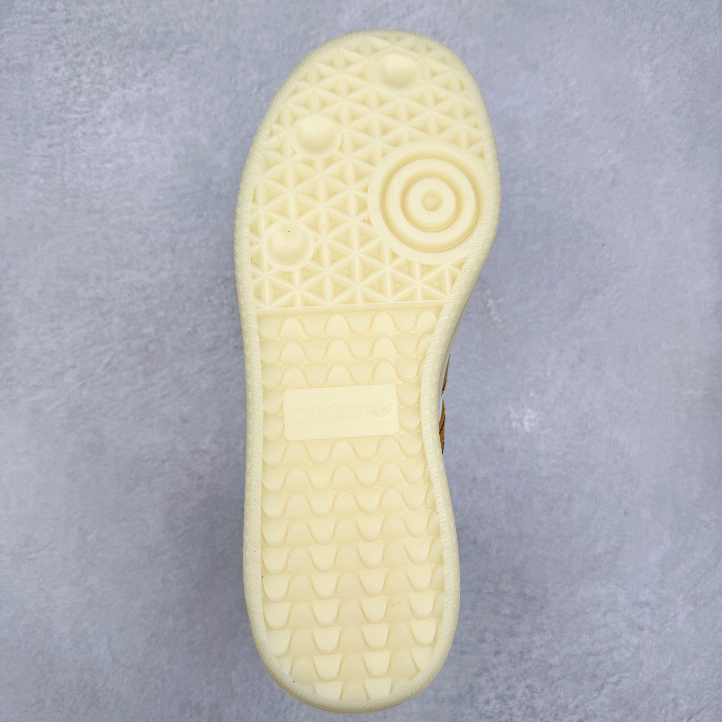 图片[9]-＃福利特价 AD Samba XLG 桑巴舞加大厚底版系列德训风百搭松糕休闲运动板鞋生胶底 自Originals Samba成功借势Blokecore风潮一跃成为街头巷尾的焦点鞋款后,不论是围绕Samba本身打造的各式「变种版本」,还是以Samba为蓝本打造联名鞋款,都成为了时尚潮流人士日常穿搭首选。Samba XLG是adidas Originals不断扩展XLG系列的一部分,旨在与年轻文化相契合,迎合那些希望通过个性时尚表达自我而不愿牺牲舒适度的年轻群体。街头时尚领域的Gen Z特别偏爱宽松的穿着风格。Samba XLG针对这一点做了创新。它在延续Samba OG经典设计的基础上,迎合年轻群体的穿着习惯,重塑为宽大的鞋身比例轮廓以及加厚中底,让消费者轻松展示自己独特的风格。全新的Samba XLG系列不仅迎合了当下年轻群体的穿搭习惯,加宽了鞋身比例以及将中底进一步增厚,在视觉比例上更加饱满,同时还保留了经典Samba的细节,这样一来,鞋迷朋友在穿搭上不仅能更加个性化,而且还能延续一定的复古感受。尺码：36 36⅔ 37⅓ 38 38⅔ 39⅓ 40 40⅔ 41⅓ 42 42⅔ 43⅓ 44 45-选品中心