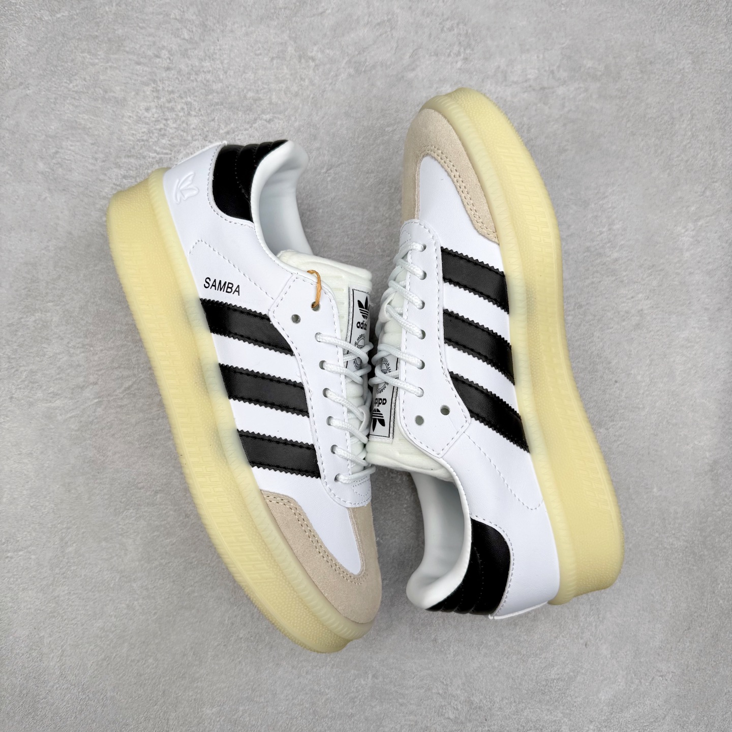 图片[3]-＃福利特价 AD Samba XLG 桑巴舞加大厚底版系列德训风百搭松糕休闲运动板鞋生胶底 自Originals Samba成功借势Blokecore风潮一跃成为街头巷尾的焦点鞋款后,不论是围绕Samba本身打造的各式「变种版本」,还是以Samba为蓝本打造联名鞋款,都成为了时尚潮流人士日常穿搭首选。Samba XLG是adidas Originals不断扩展XLG系列的一部分,旨在与年轻文化相契合,迎合那些希望通过个性时尚表达自我而不愿牺牲舒适度的年轻群体。街头时尚领域的Gen Z特别偏爱宽松的穿着风格。Samba XLG针对这一点做了创新。它在延续Samba OG经典设计的基础上,迎合年轻群体的穿着习惯,重塑为宽大的鞋身比例轮廓以及加厚中底,让消费者轻松展示自己独特的风格。全新的Samba XLG系列不仅迎合了当下年轻群体的穿搭习惯,加宽了鞋身比例以及将中底进一步增厚,在视觉比例上更加饱满,同时还保留了经典Samba的细节,这样一来,鞋迷朋友在穿搭上不仅能更加个性化,而且还能延续一定的复古感受。尺码：36 36⅔ 37⅓ 38 38⅔ 39⅓ 40 40⅔ 41⅓ 42 42⅔ 43⅓ 44 45-选品中心