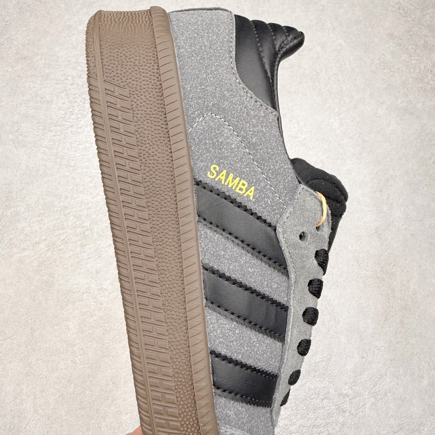 图片[6]-＃福利特价 AD Samba XLG 桑巴舞加大厚底版系列德训风百搭松糕休闲运动板鞋生胶底 自Originals Samba成功借势Blokecore风潮一跃成为街头巷尾的焦点鞋款后,不论是围绕Samba本身打造的各式「变种版本」,还是以Samba为蓝本打造联名鞋款,都成为了时尚潮流人士日常穿搭首选。Samba XLG是adidas Originals不断扩展XLG系列的一部分,旨在与年轻文化相契合,迎合那些希望通过个性时尚表达自我而不愿牺牲舒适度的年轻群体。街头时尚领域的Gen Z特别偏爱宽松的穿着风格。Samba XLG针对这一点做了创新。它在延续Samba OG经典设计的基础上,迎合年轻群体的穿着习惯,重塑为宽大的鞋身比例轮廓以及加厚中底,让消费者轻松展示自己独特的风格。全新的Samba XLG系列不仅迎合了当下年轻群体的穿搭习惯,加宽了鞋身比例以及将中底进一步增厚,在视觉比例上更加饱满,同时还保留了经典Samba的细节,这样一来,鞋迷朋友在穿搭上不仅能更加个性化,而且还能延续一定的复古感受。尺码：36 36⅔ 37⅓ 38 38⅔ 39⅓ 40 40⅔ 41⅓ 42 42⅔ 43⅓ 44 45-选品中心
