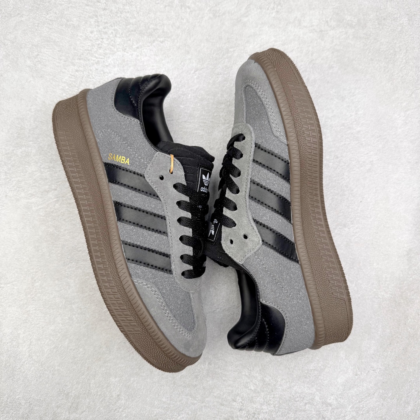 图片[3]-＃福利特价 AD Samba XLG 桑巴舞加大厚底版系列德训风百搭松糕休闲运动板鞋生胶底 自Originals Samba成功借势Blokecore风潮一跃成为街头巷尾的焦点鞋款后,不论是围绕Samba本身打造的各式「变种版本」,还是以Samba为蓝本打造联名鞋款,都成为了时尚潮流人士日常穿搭首选。Samba XLG是adidas Originals不断扩展XLG系列的一部分,旨在与年轻文化相契合,迎合那些希望通过个性时尚表达自我而不愿牺牲舒适度的年轻群体。街头时尚领域的Gen Z特别偏爱宽松的穿着风格。Samba XLG针对这一点做了创新。它在延续Samba OG经典设计的基础上,迎合年轻群体的穿着习惯,重塑为宽大的鞋身比例轮廓以及加厚中底,让消费者轻松展示自己独特的风格。全新的Samba XLG系列不仅迎合了当下年轻群体的穿搭习惯,加宽了鞋身比例以及将中底进一步增厚,在视觉比例上更加饱满,同时还保留了经典Samba的细节,这样一来,鞋迷朋友在穿搭上不仅能更加个性化,而且还能延续一定的复古感受。尺码：36 36⅔ 37⅓ 38 38⅔ 39⅓ 40 40⅔ 41⅓ 42 42⅔ 43⅓ 44 45-选品中心